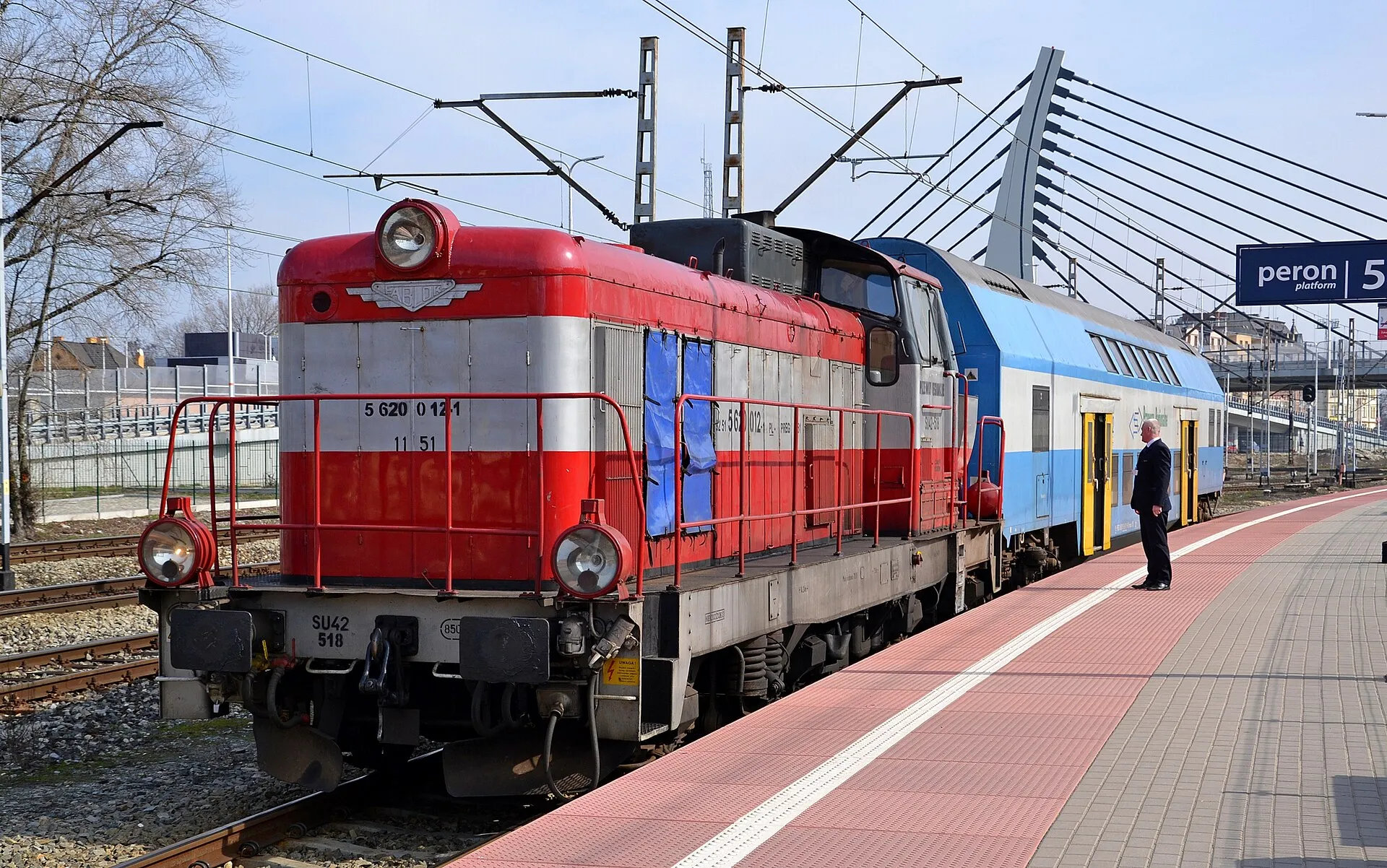 Lokomotywa SU42 z wagonem piętrowym na stacji Opole Główne w 2016 roku