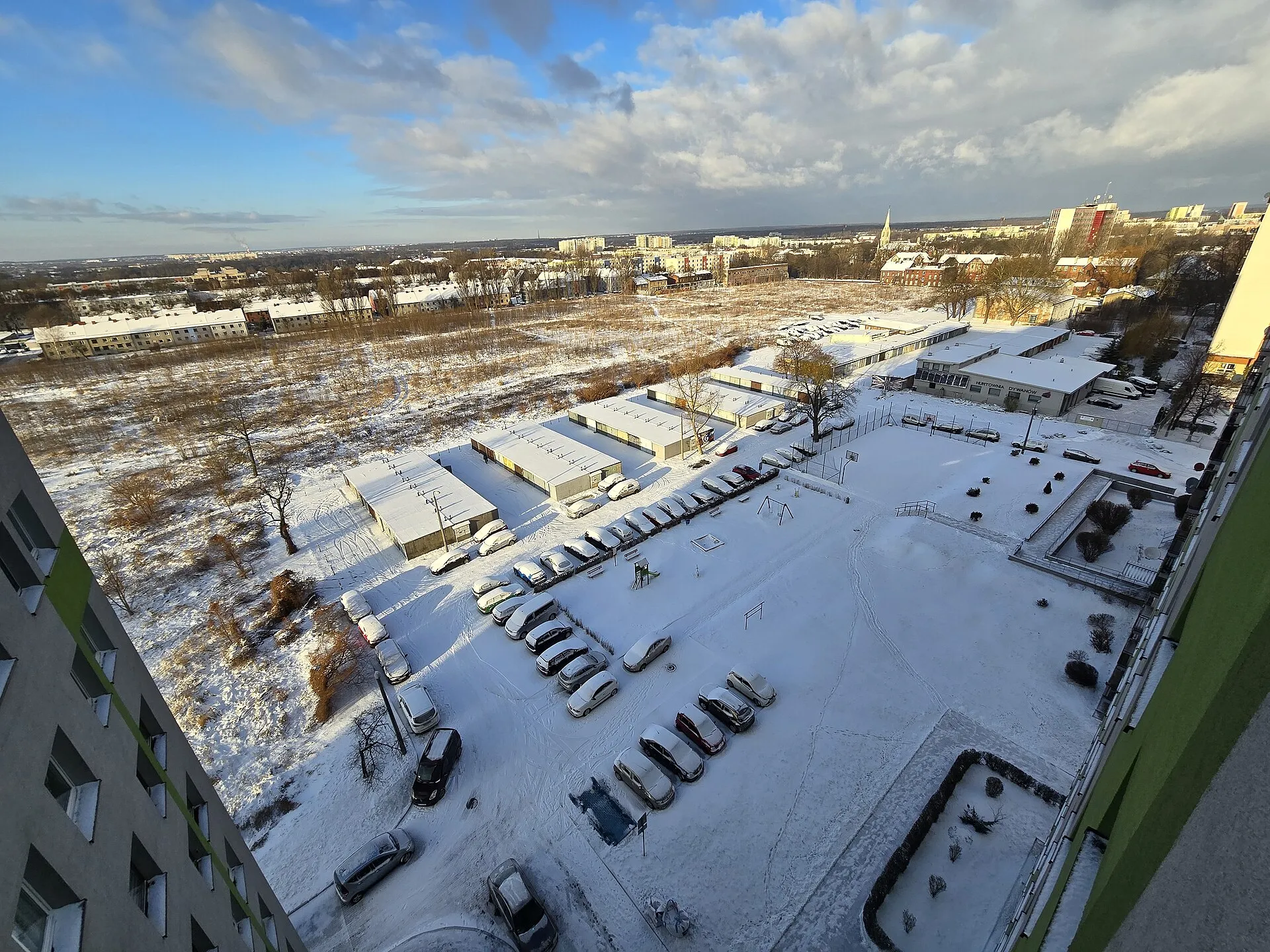 Zimowy widok na Zabrze z ulicy Sobieskiego w styczniu 2025 roku