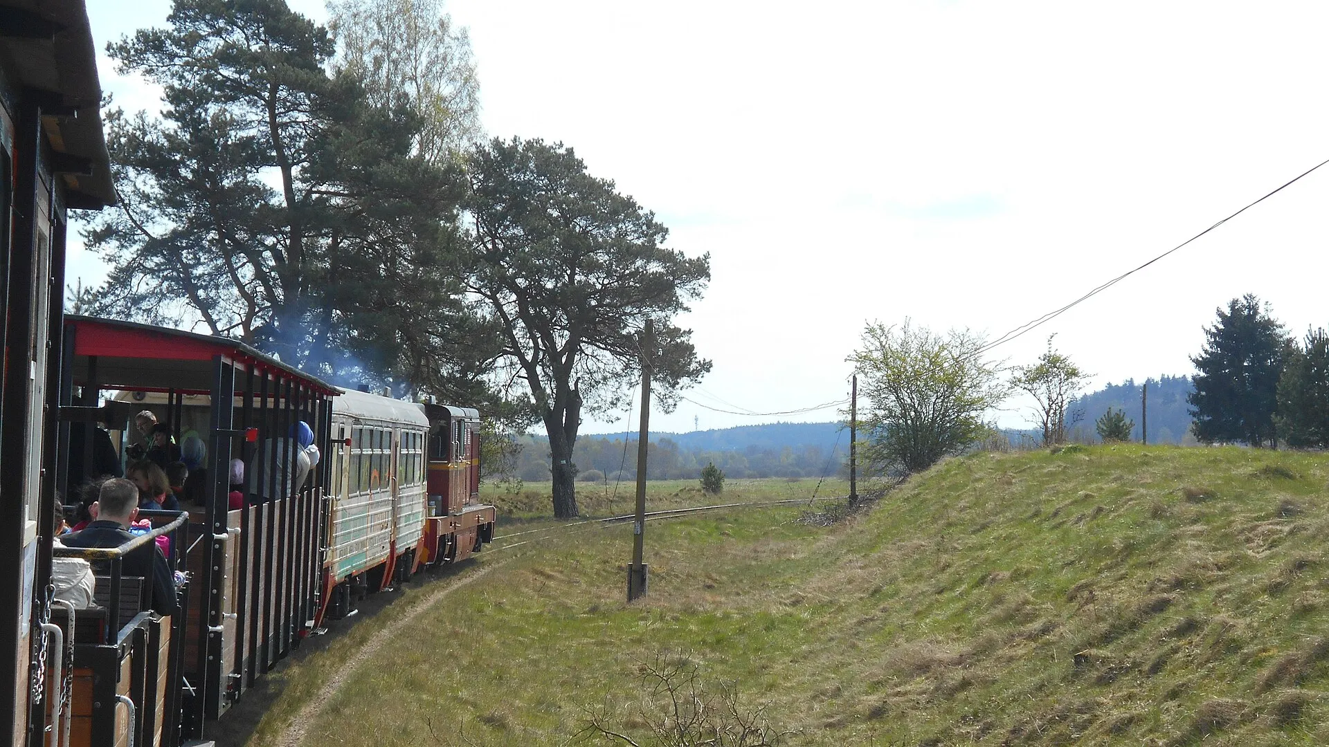 Pociąg Koszalińskiej Kolei Wąskotorowej wjeżdżający do Manowa w 2016 roku