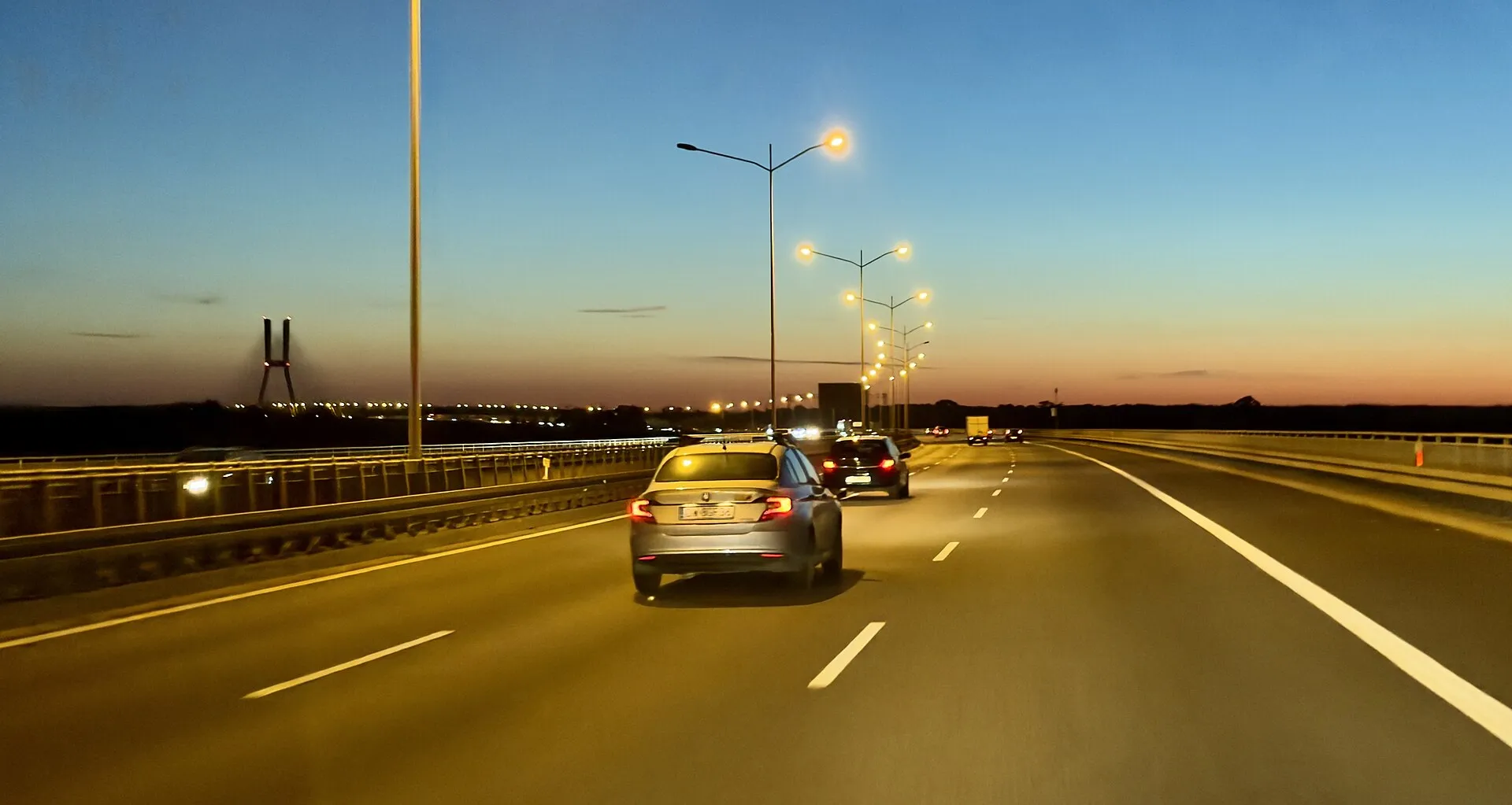 Autostradowa Obwodnica Wrocławia o zmierzchu z Mostem Rędzińskim w oddali