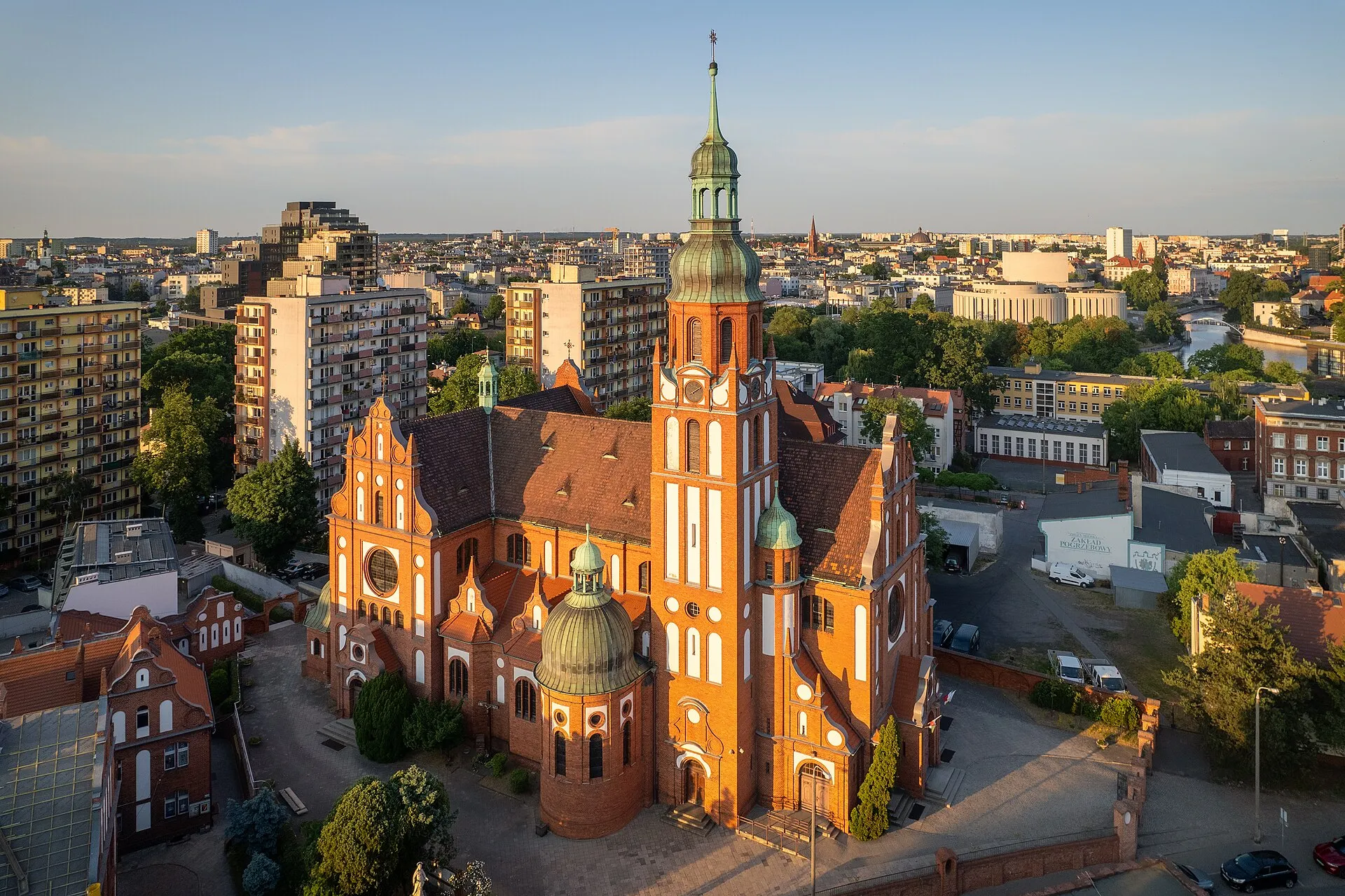 Kościół Świętej Trójcy w Bydgoszczy widziany z lotu ptaka w 2023 roku