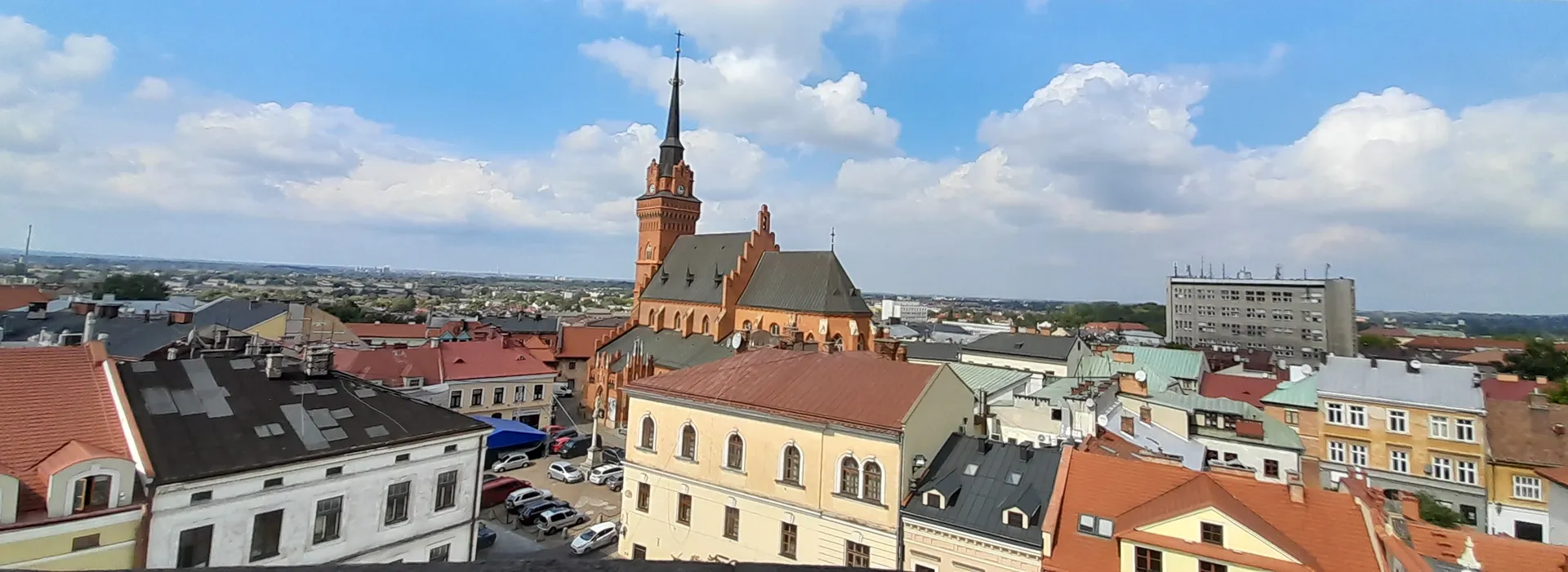 Widok na bazylikę katedralną NMP w Tarnowie z wieży ratusza, 2024