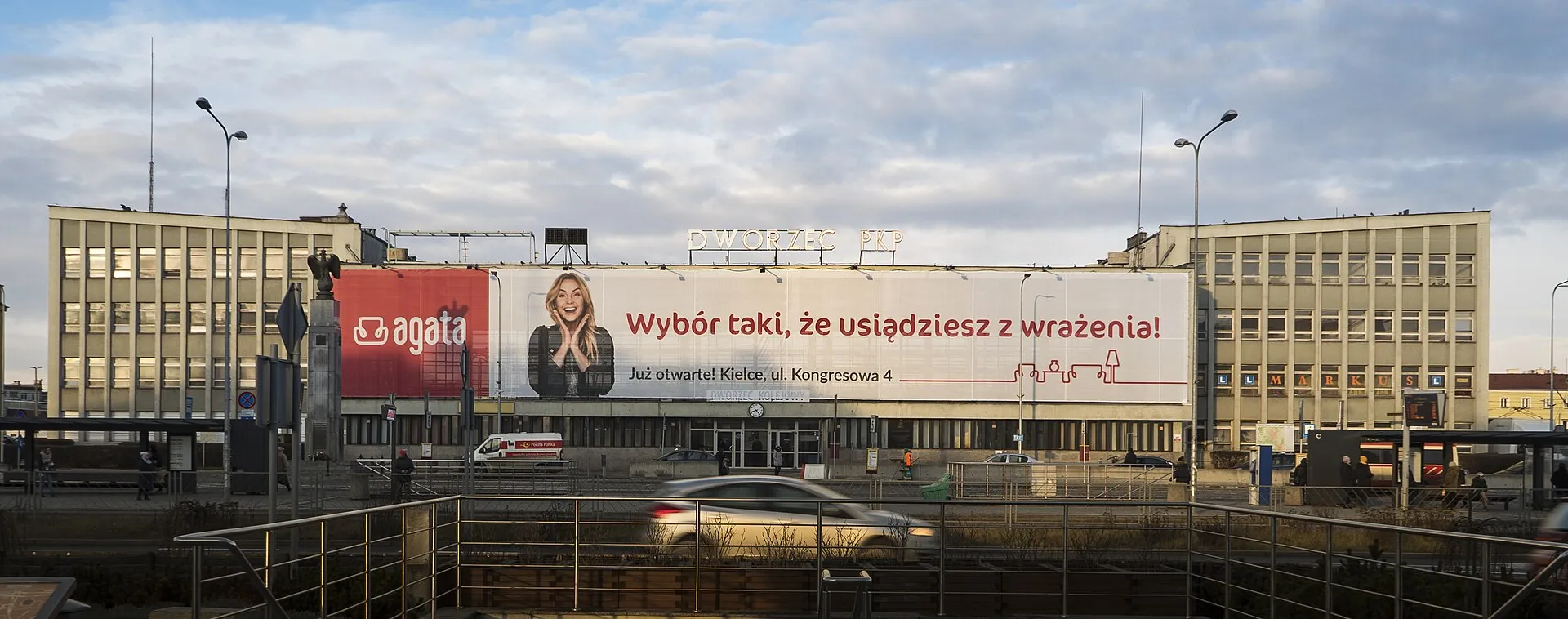 Dworzec PKP w Kielcach widziany od strony ulicy w 2020 roku