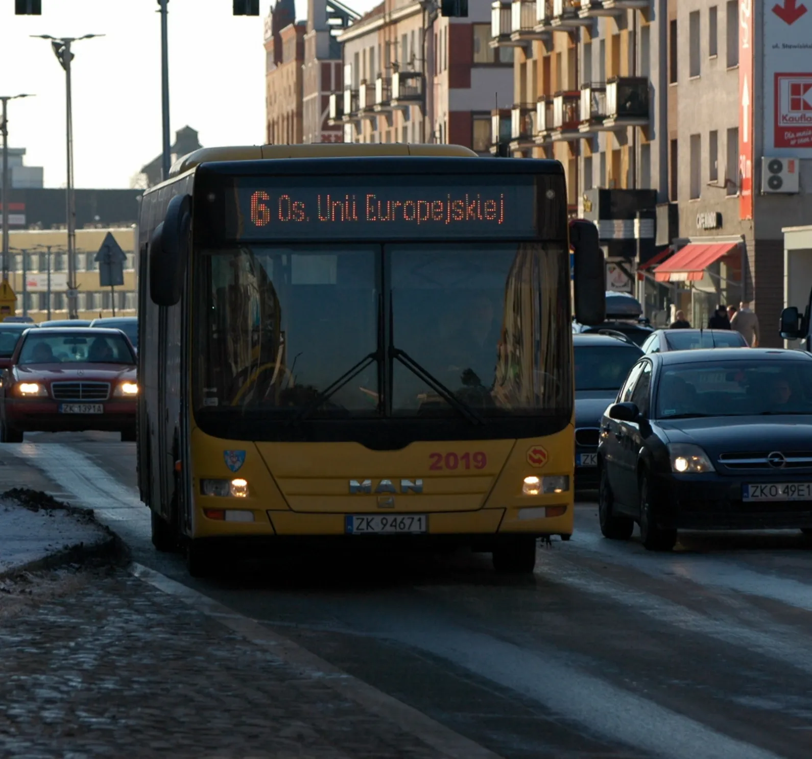 Autobus MZK Koszalin na ulicy w Koszalinie w 2018 roku