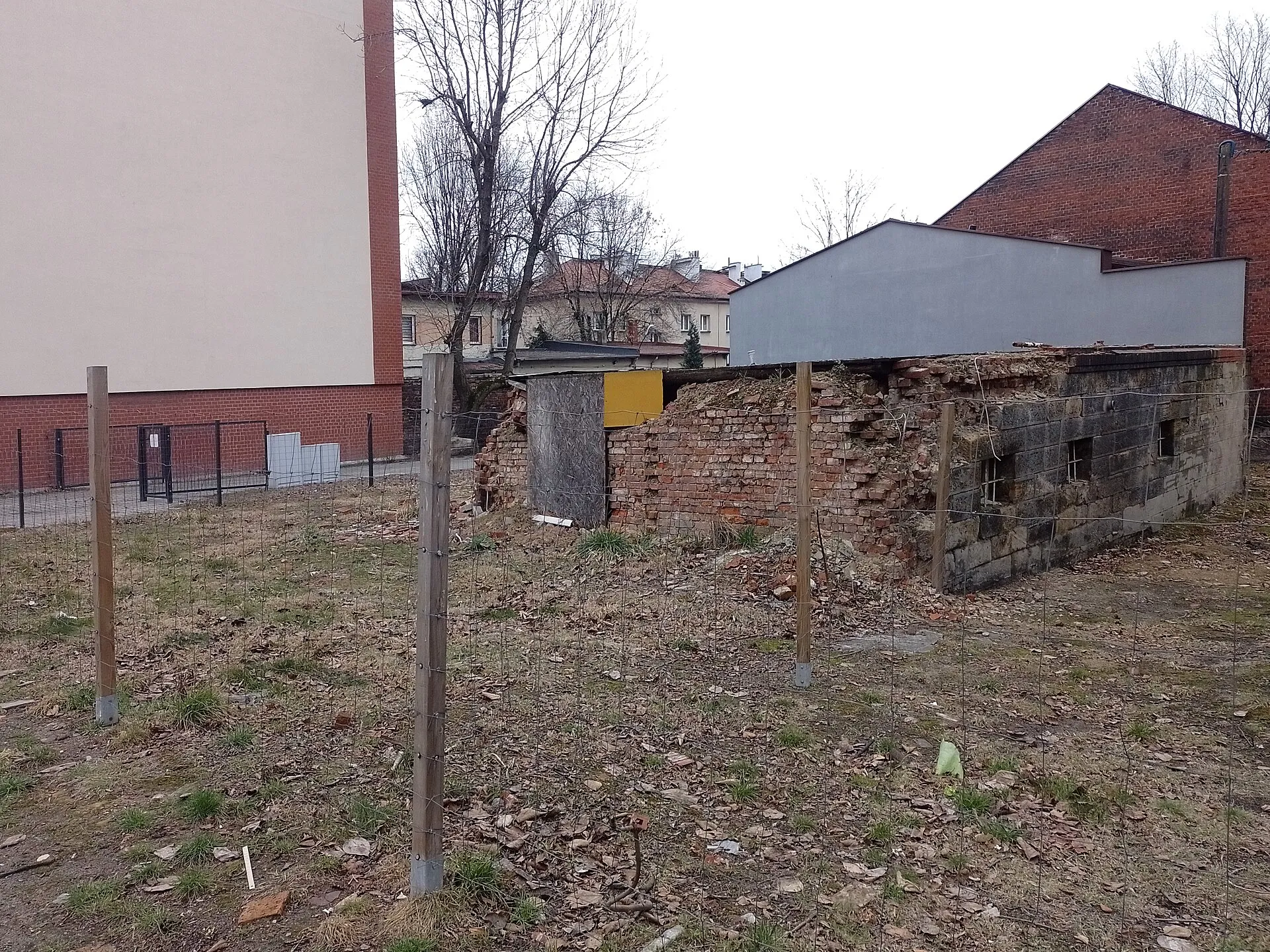 Pozostałości zniszczonej plebanii ewangelickiej w Katowicach-Szopienicach w marcu 2025