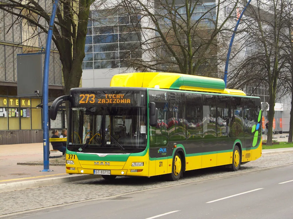 Autobus PKM Tychy przy alei Niepodległości w Śródmieściu, 2016