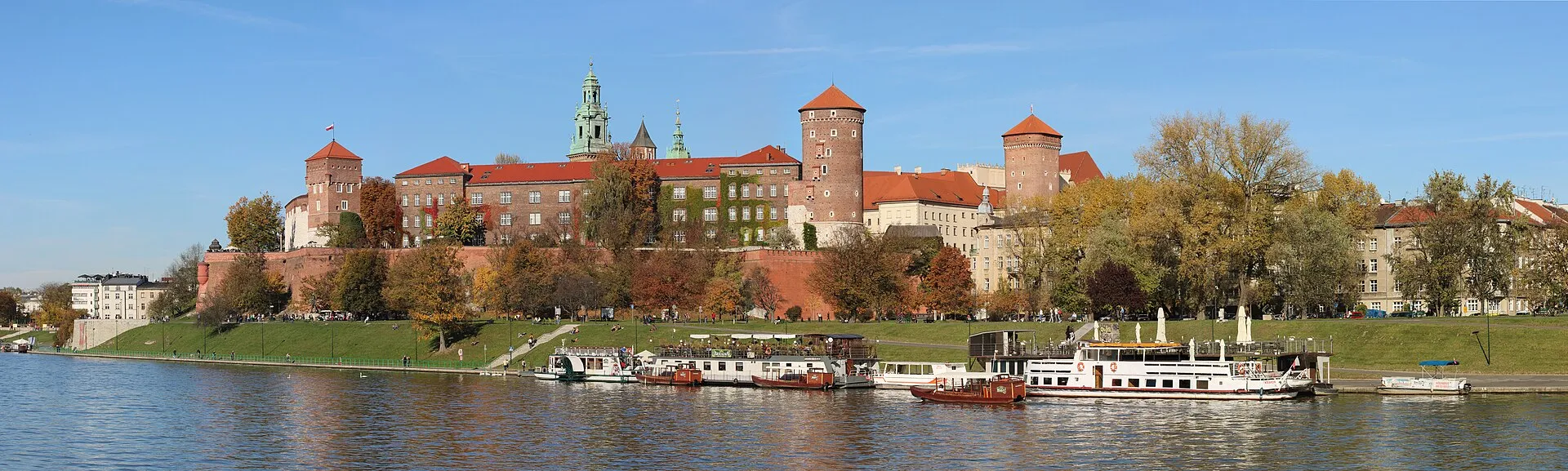 Wawel w Krakowie widziany od strony Wisły w 2019 roku