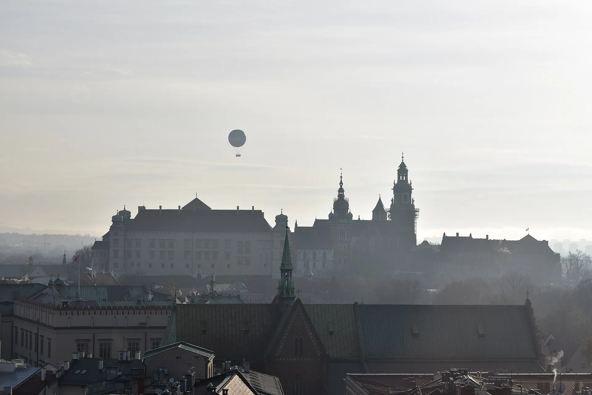 Panorama Krakowa z Wawelem we mgle, listopad 2024