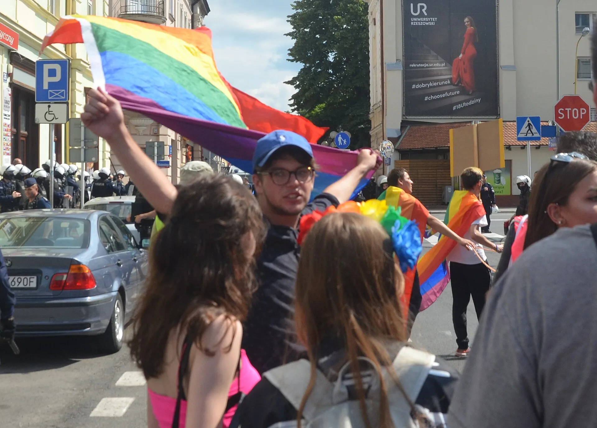 Uczestnicy marszu równości na ulicy w Rzeszowie w 2019 roku
