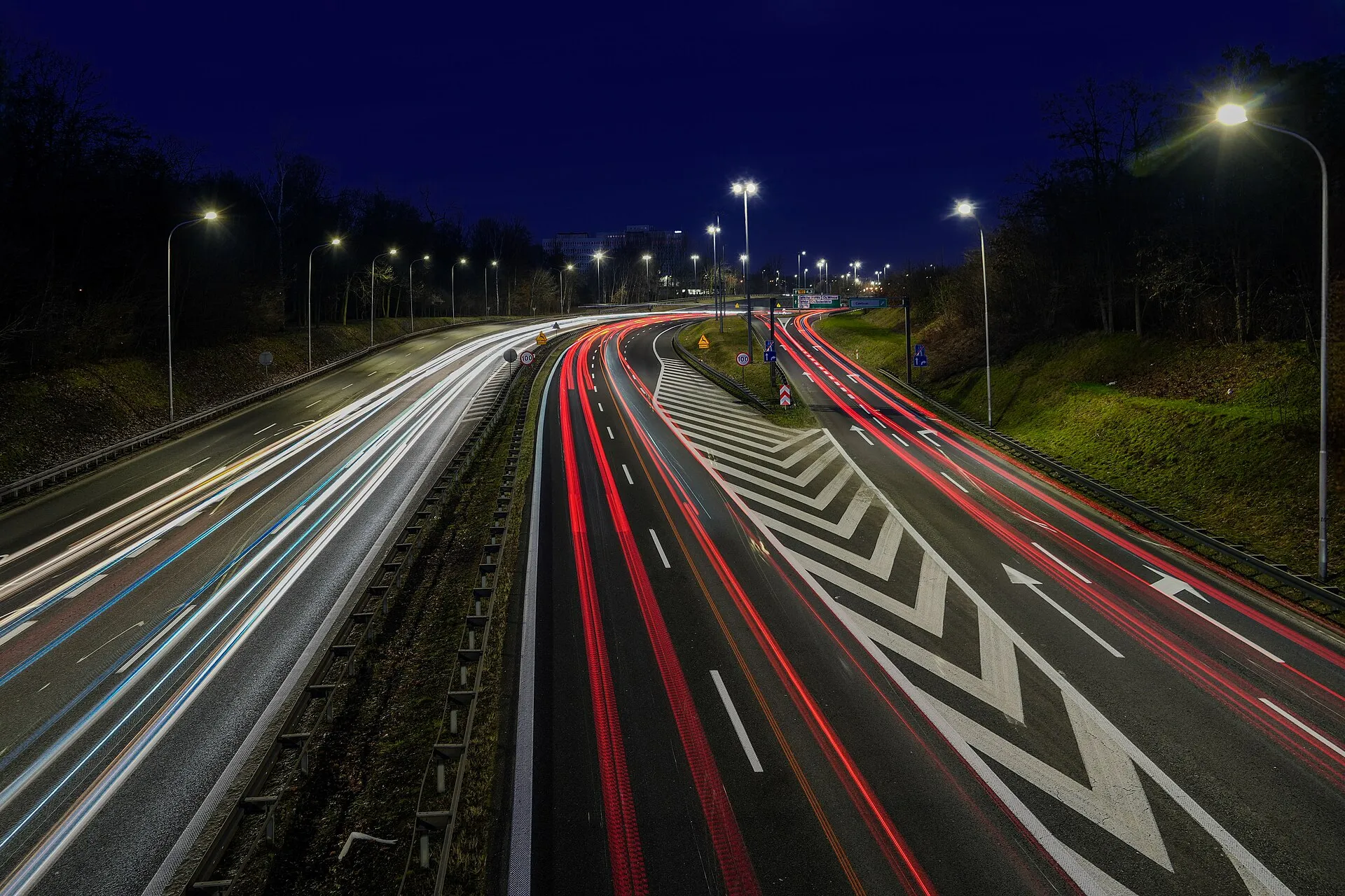 Nocne smugi świateł na autostradzie A4 w Katowicach