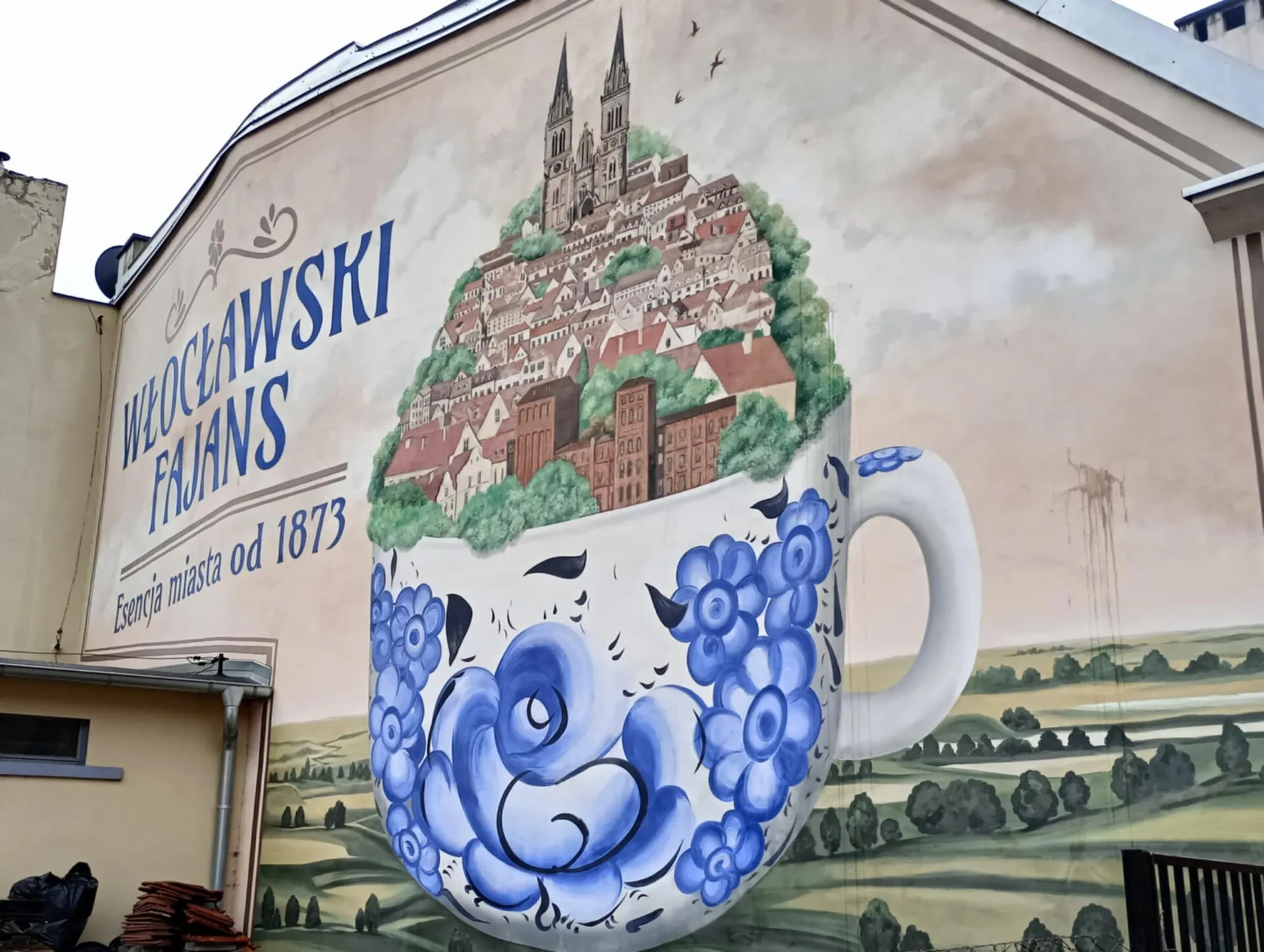 Mural z fajansową lampą przy ulicy Wojska Polskiego we Włocławku