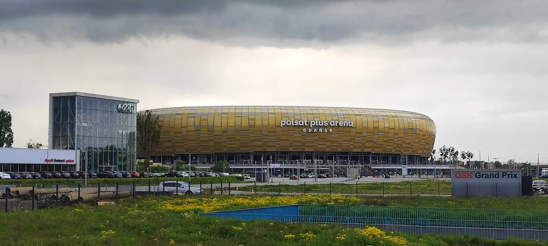 Polsat Plus Arena Gdańsk widoczna od strony parkingu w 2024 roku