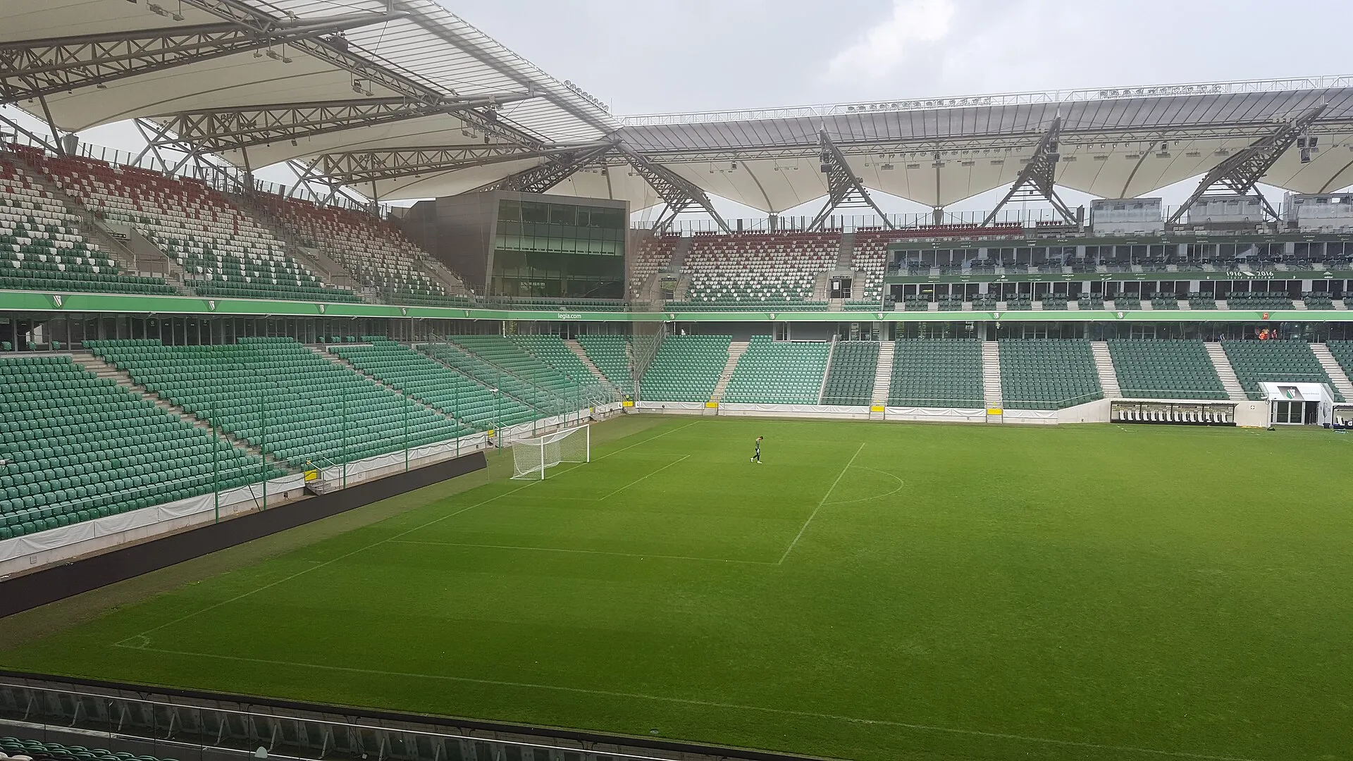 Stadion Legii Warszawa z widokiem na murawę w 2016 roku