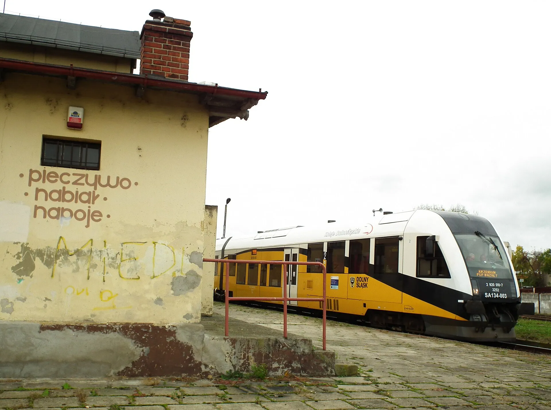 Pociąg Kolei Dolnośląskich przy dworcu Legnica Północna w 2016 roku