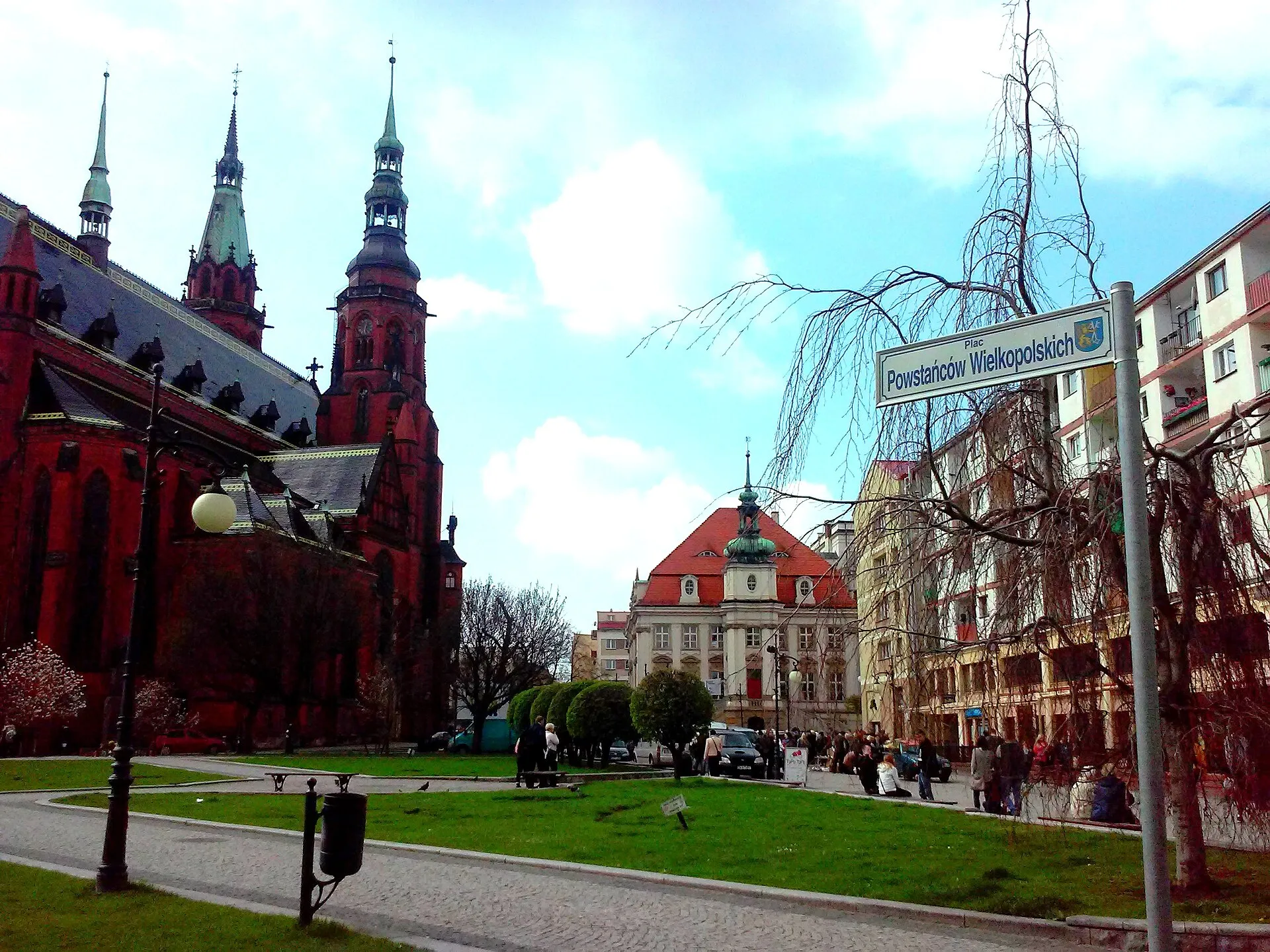 Plac Powstańców Wielkopolskich w Legnicy z kościołem i kamienicami