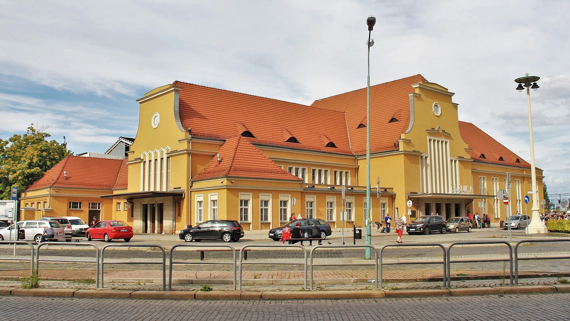 Budynek dworca kolejowego w Legnicy w 2021 roku