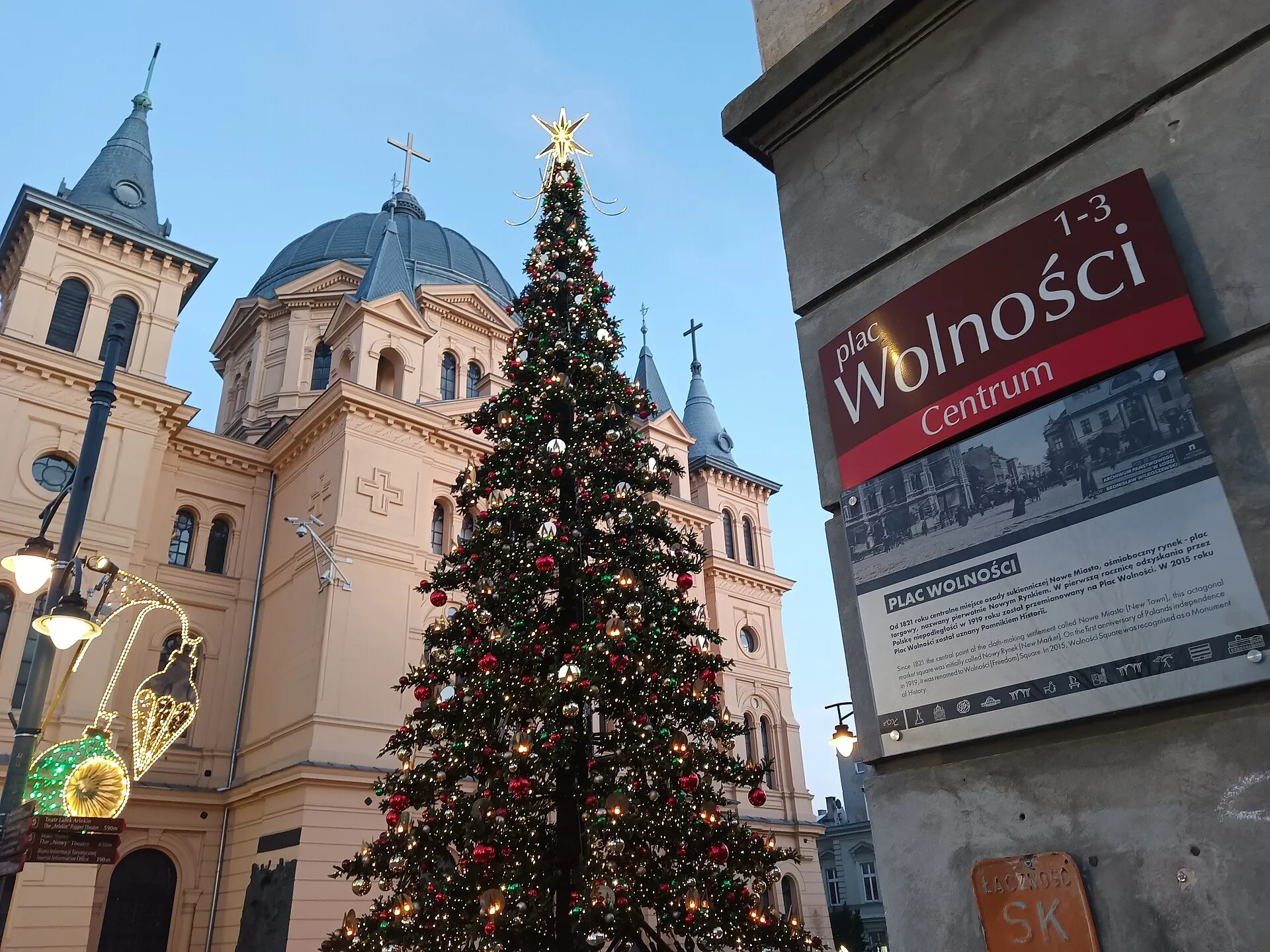Plac Wolności w Łodzi z bożonarodzeniową choinką, styczeń 2025