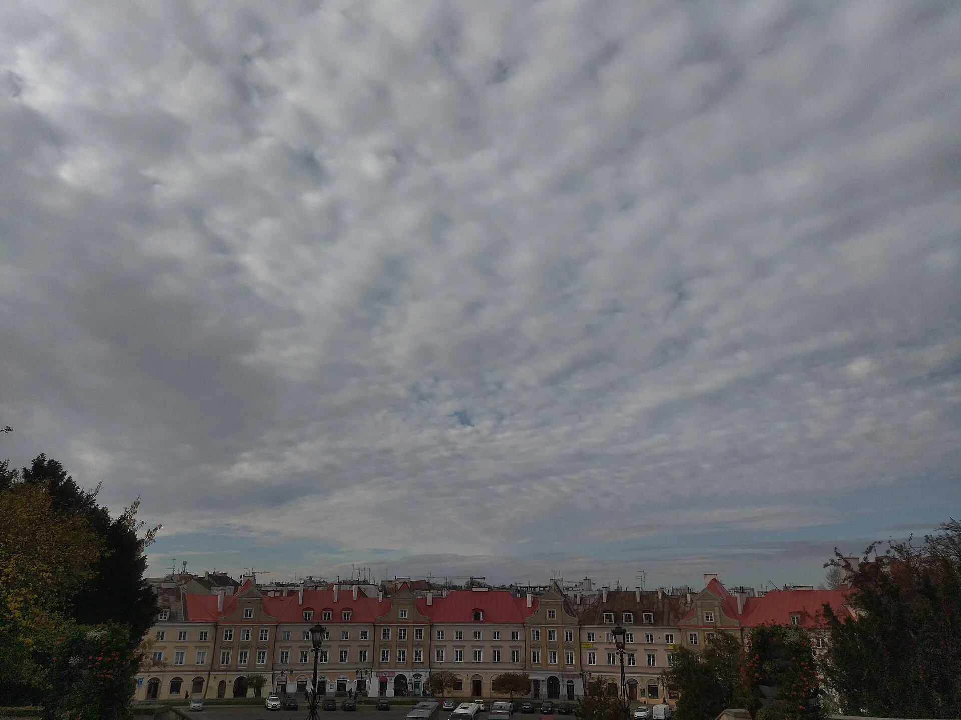Zabudowa Lublina pod zachmurzonym niebem w 2022 roku