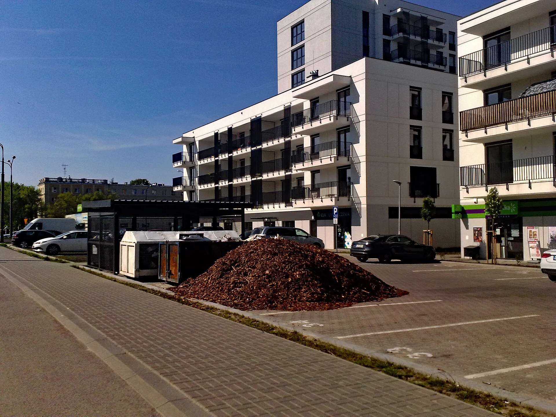 Ulica Męczenników Majdanka w Lublinie z kontenerami i zabudową, 2018