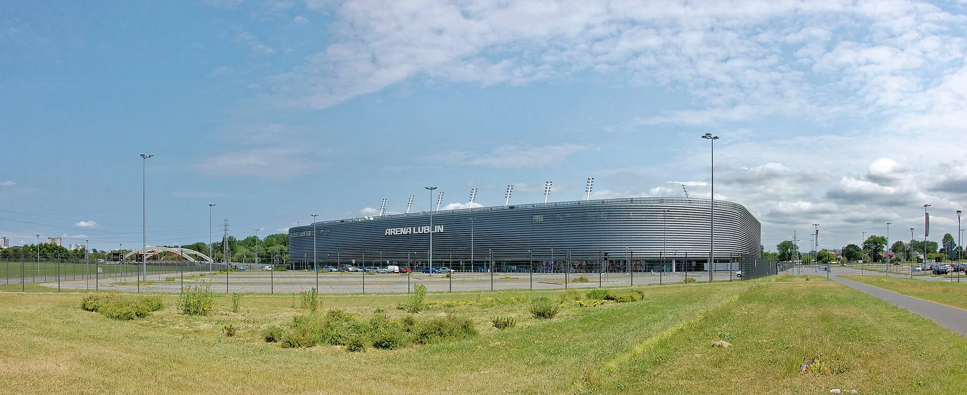 Arena Lublin widziana od strony parkingu i trawnika w 2017 roku
