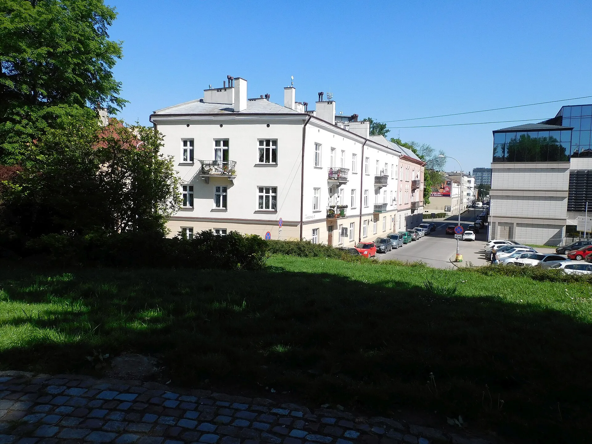 Widok z placu Cichociemnych na ulicę Naruszewicza w Rzeszowie w kwietniu 2024