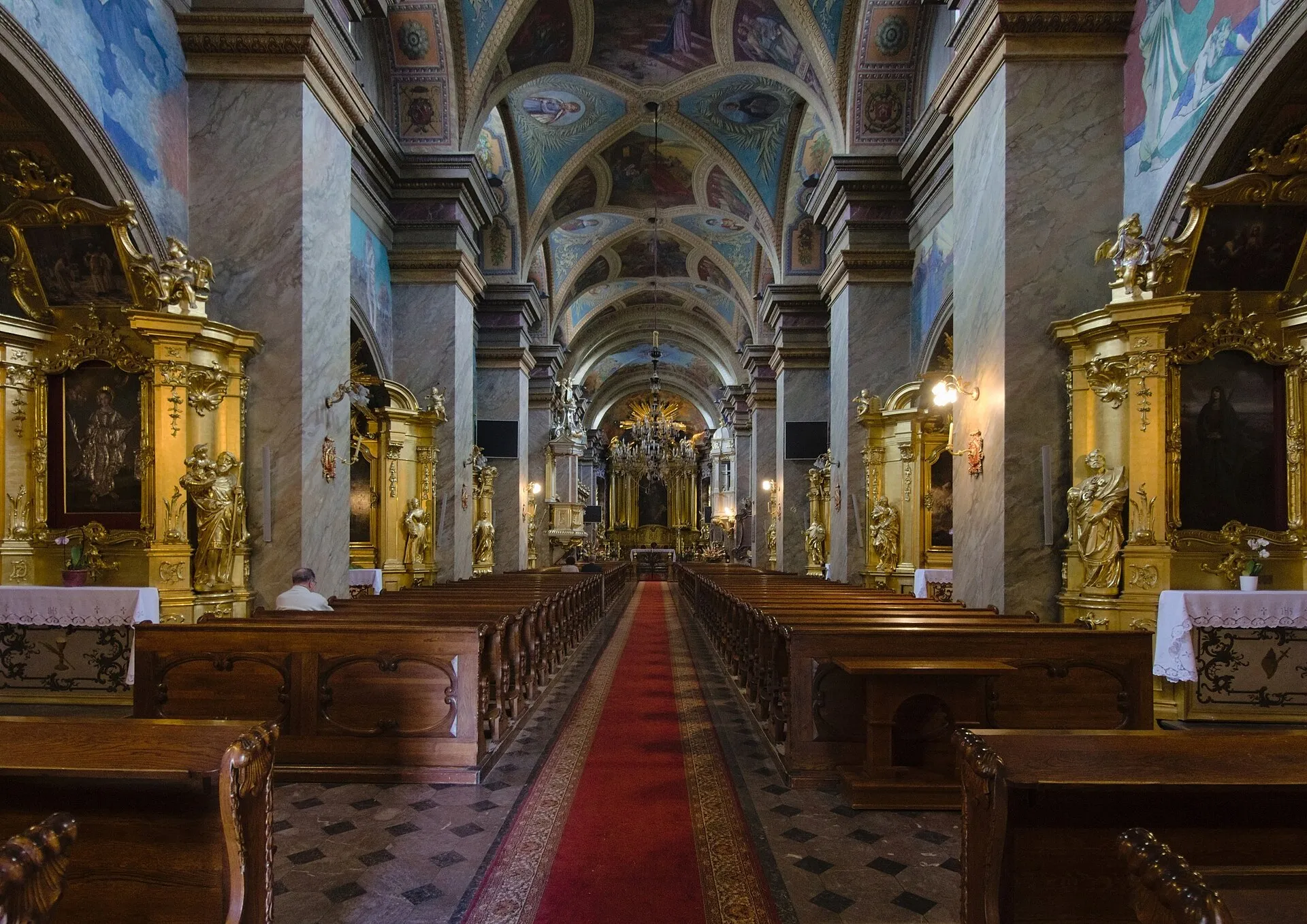 Wnętrze bazyliki katedralnej Wniebowzięcia Najświętszej Maryi Panny w Kielcach w 2022 roku