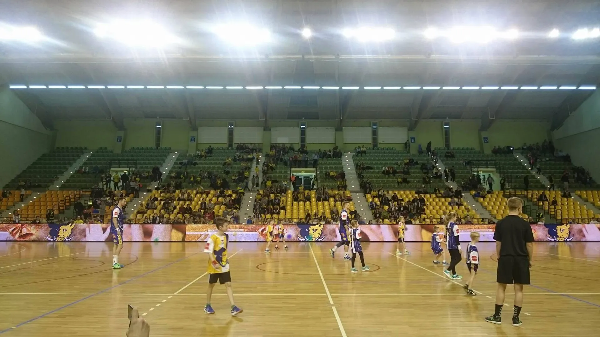 Wnętrze Hali Legionów w Kielcach podczas wydarzenia sportowego w 2017 roku