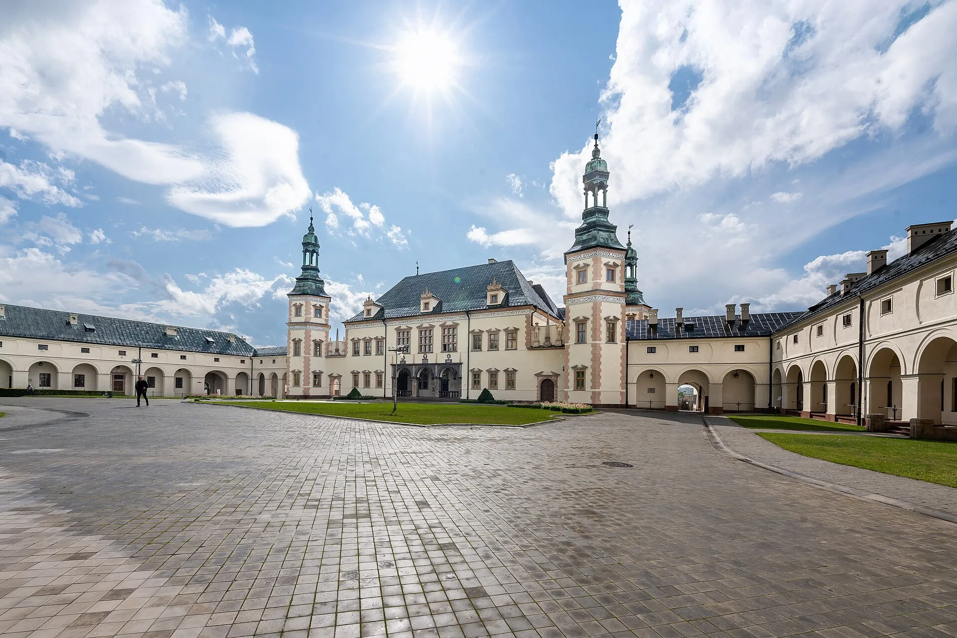 Dziedziniec Pałacu Biskupów Krakowskich w Kielcach w 2023 roku