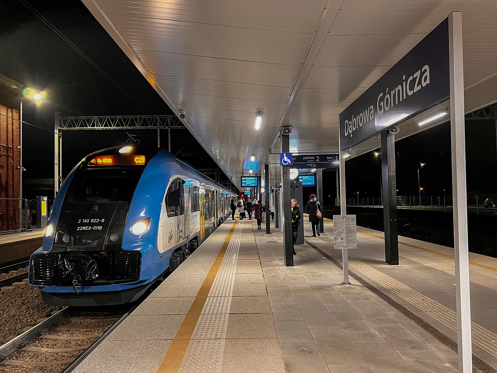 Pociąg Kolei Śląskich na stacji Dąbrowa Górnicza nocą w 2023 roku