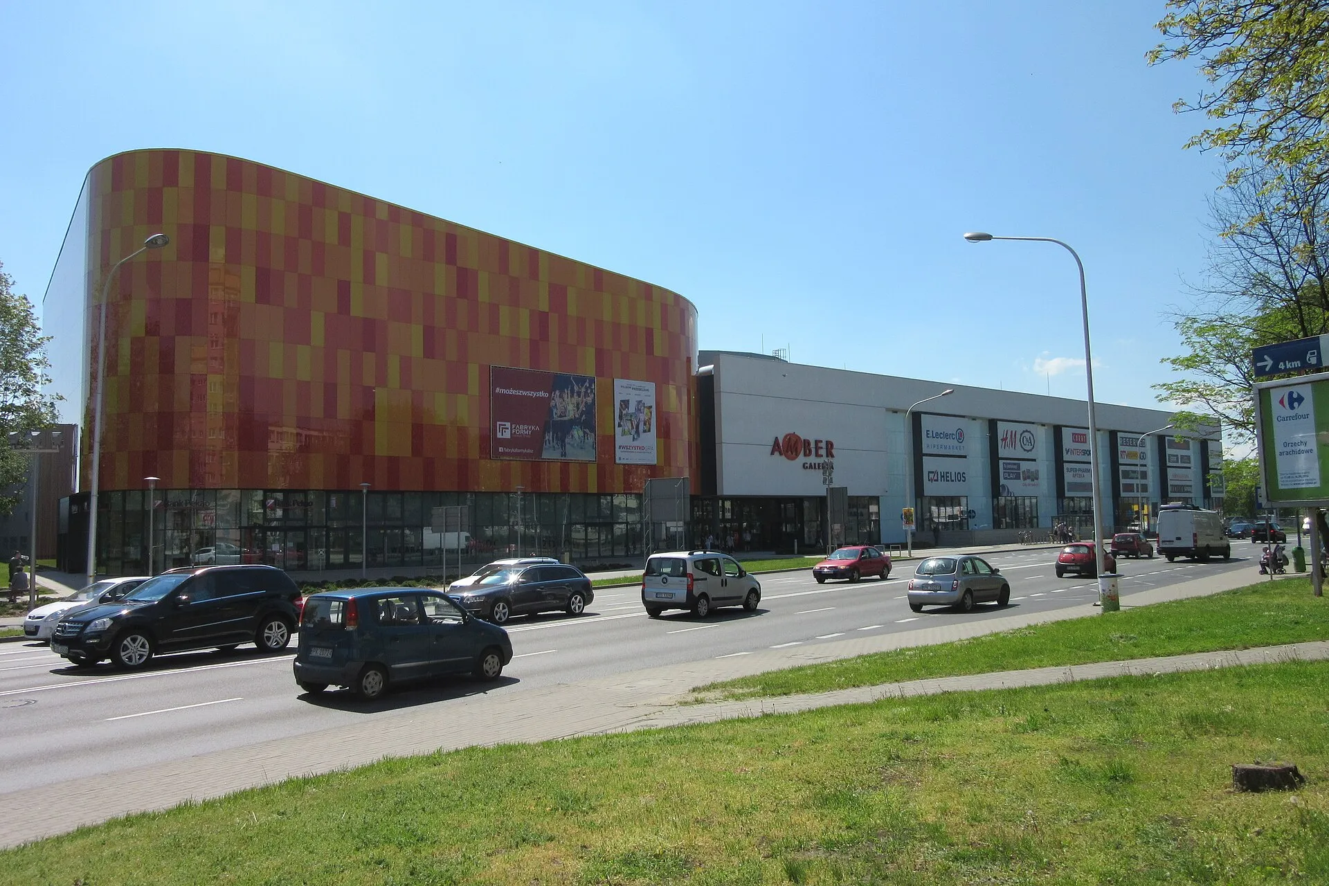 Galeria Amber w Kaliszu przy ruchliwej ulicy w 2016 roku