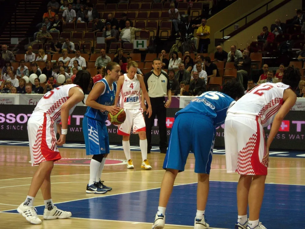 Dimitra Kalentzou wykonuje rzut wolny podczas EuroBasketu kobiet w Polsce w 2011 roku.