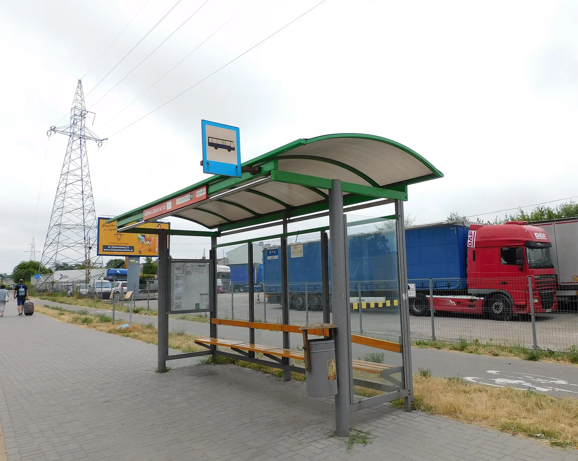 Przystanek autobusowy przy Arenie Lublin w lipcu 2022 roku