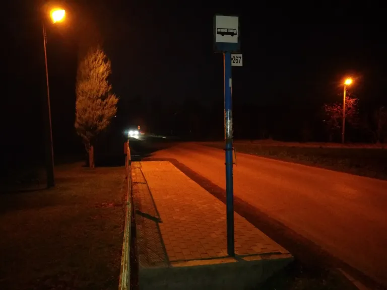Przystanek autobusowy z peronem w Krakowie nocą