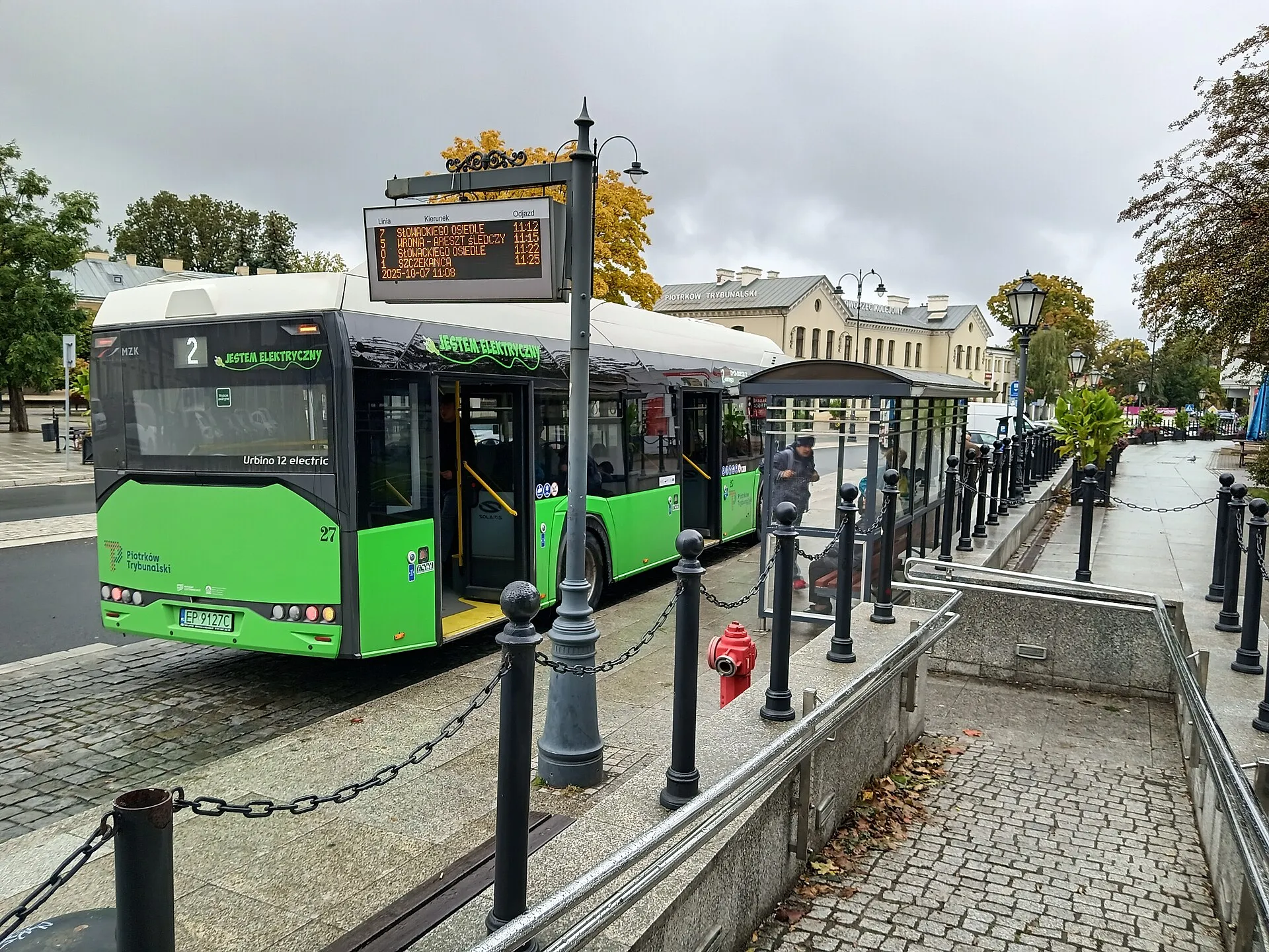 Elektryczny autobus miejski MZK na przystanku w Piotrkowie Trybunalskim