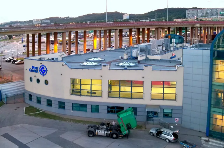 Terminal promowy w Gdyni z estakadą Trasy Kwiatkowskiego w tle