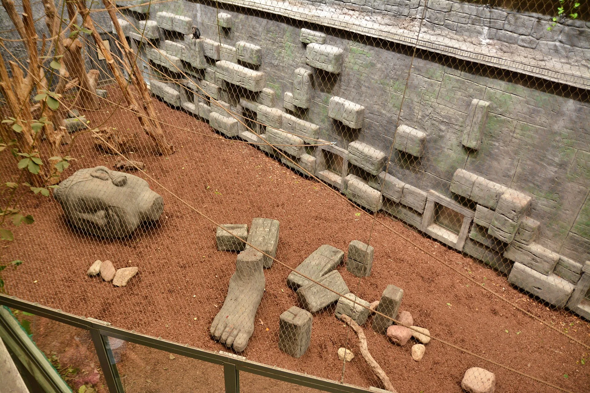 Fragment ruin świątyni buddyjskiej w Orientarium Zoo Łódź w 2022 roku