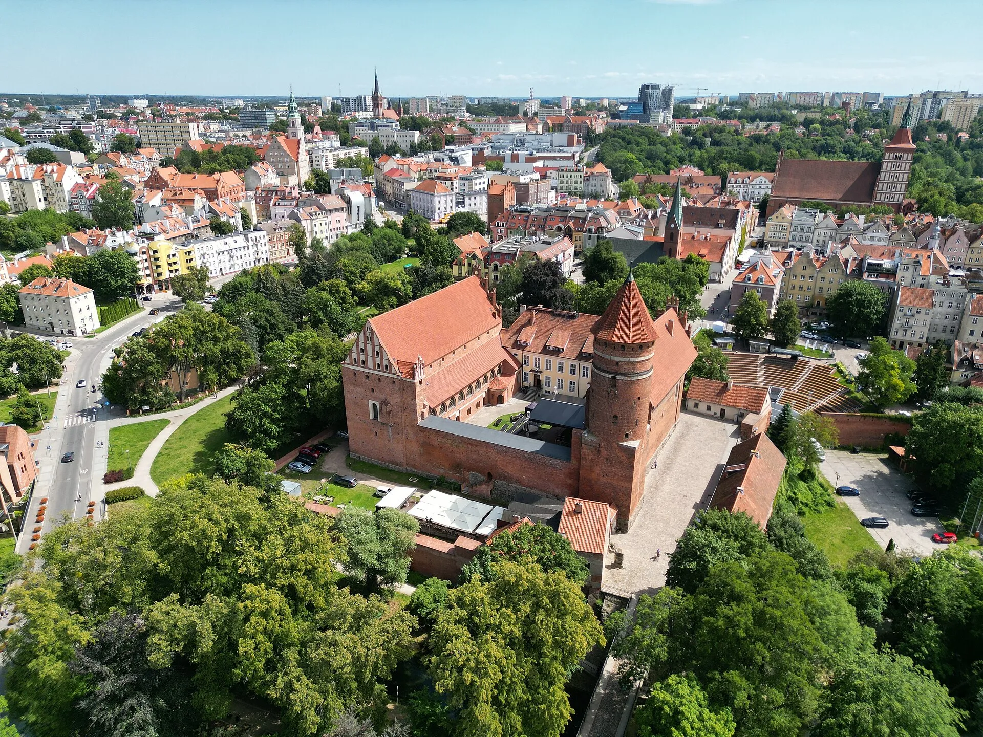 Zamek Kapituły Warmińskiej w Olsztynie widziany z lotu ptaka w 2022 roku