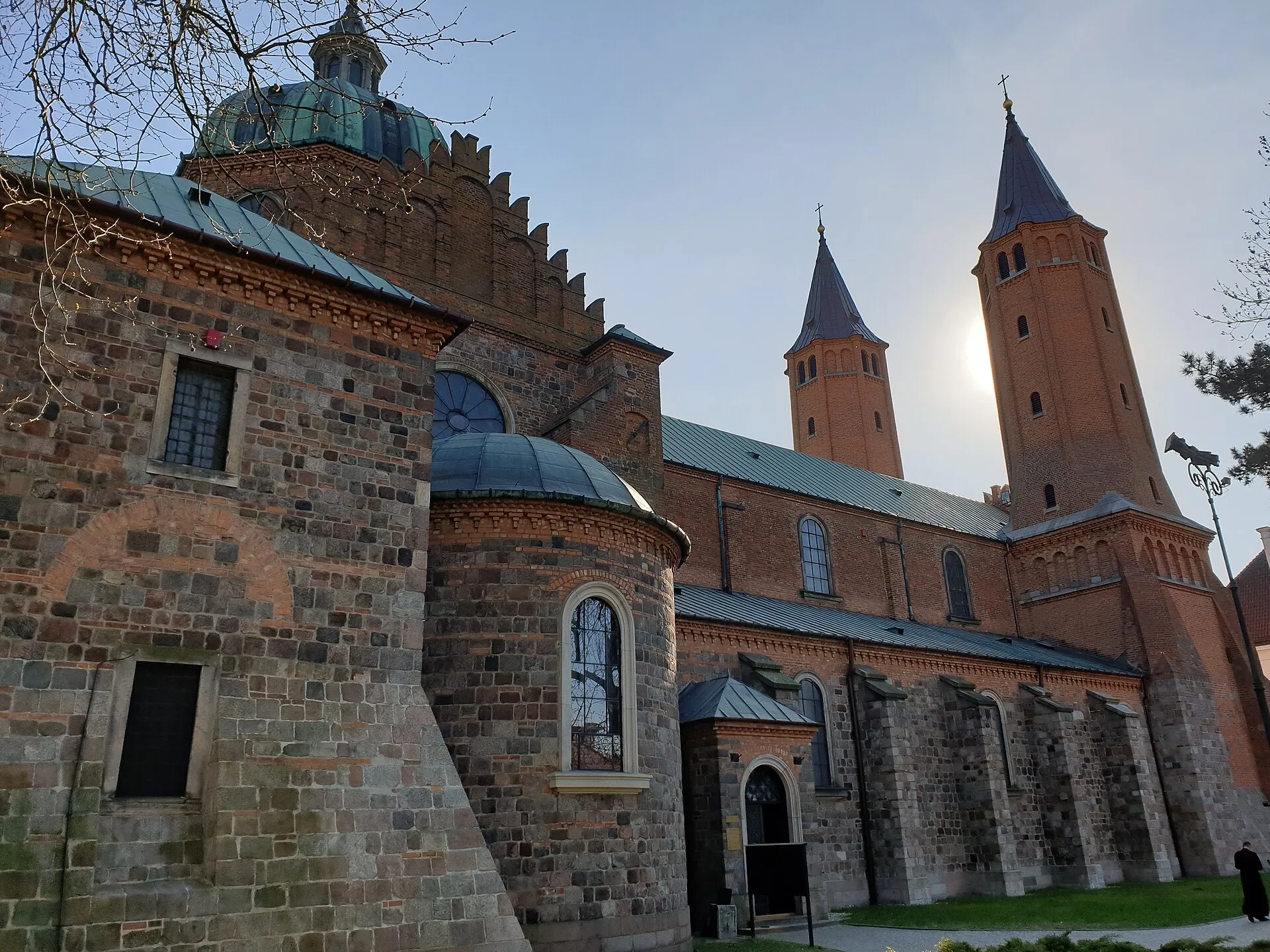 Zewnętrzny widok katedry w Płocku w kwietniu 2019 roku