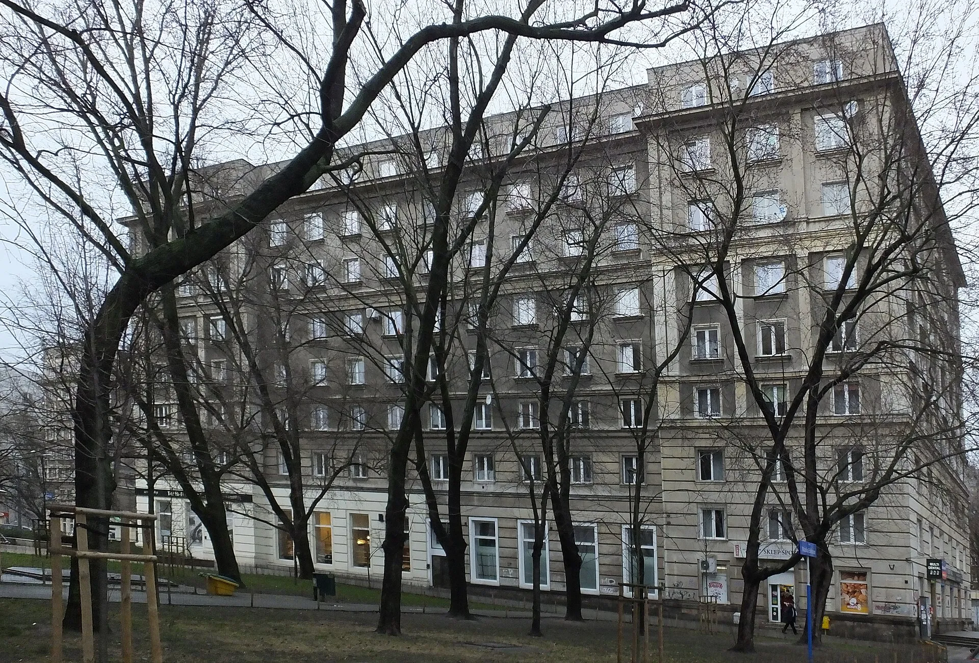Skwer przy ulicy Andersa 12 na warszawskim Muranowie w styczniu 2020 roku