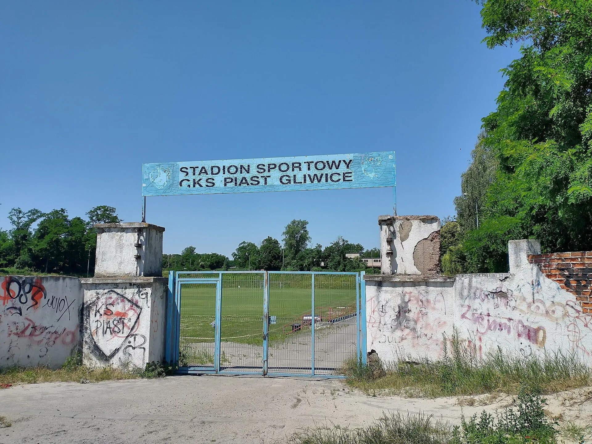 Brama stadionu Piasta Gliwice przy ulicy Odlewniczej w 2023 roku