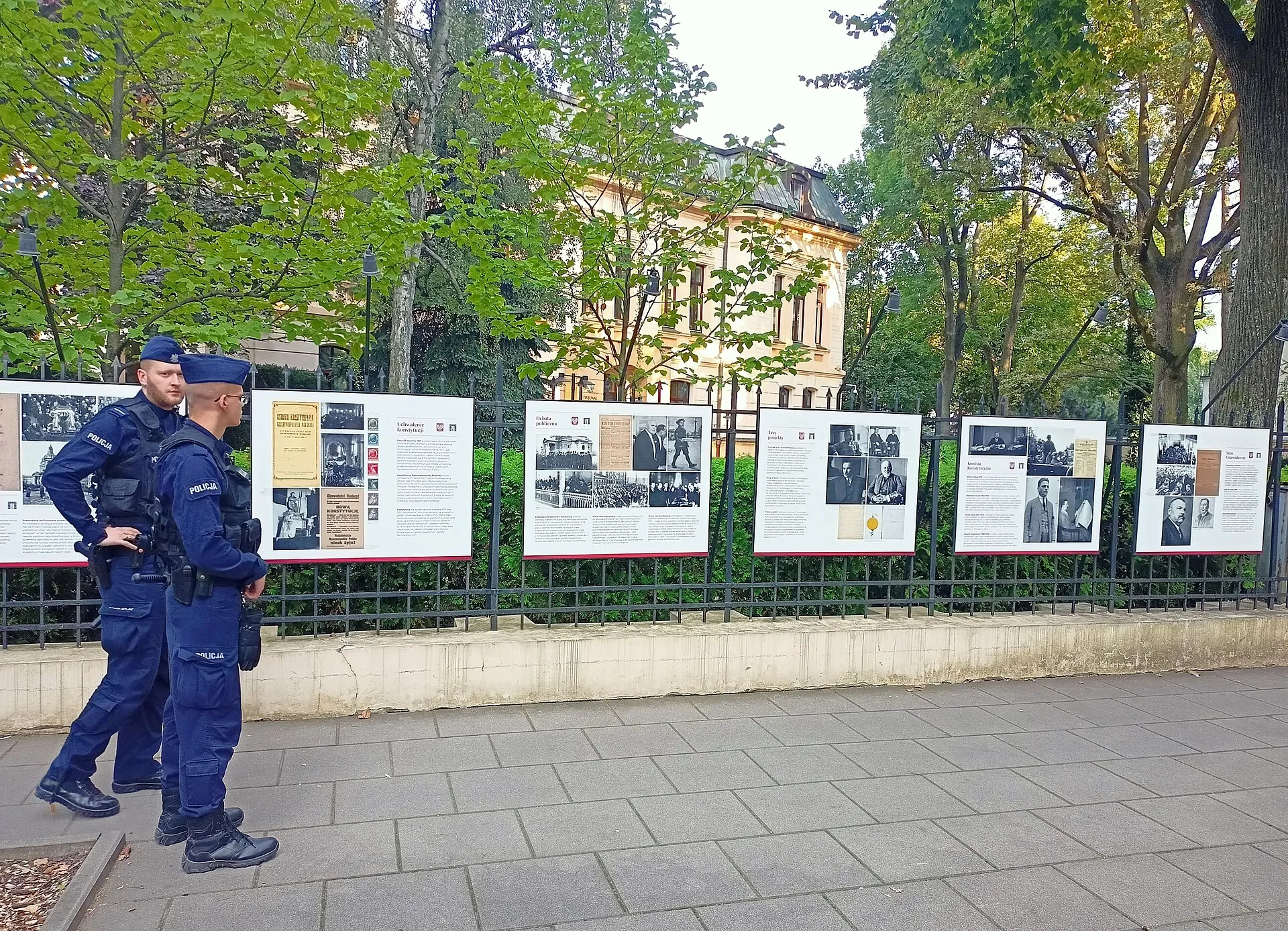 Wystawa przed Trybunałem Konstytucyjnym w Warszawie we wrześniu 2022 roku