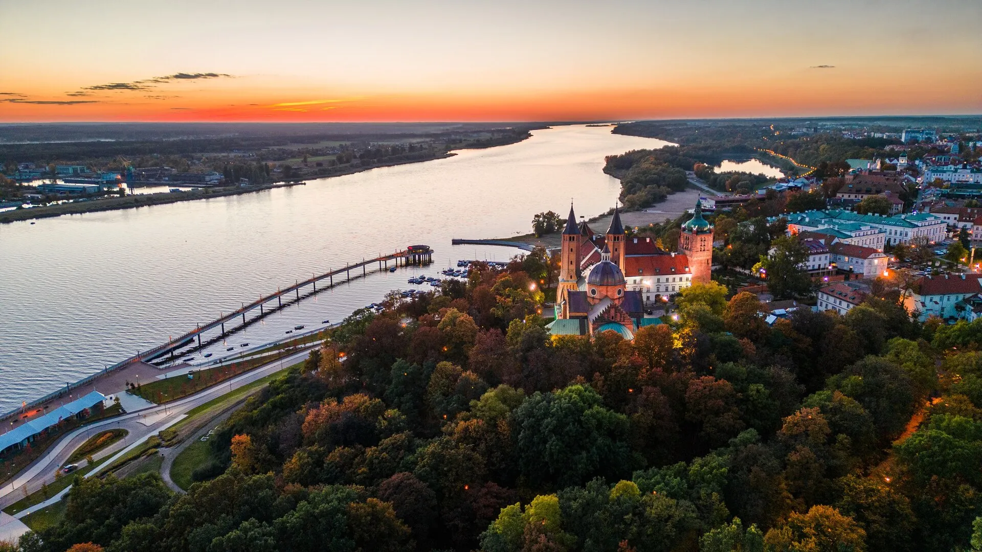 Panorama Płocka nad Wisłą o zachodzie słońca w 2022 roku