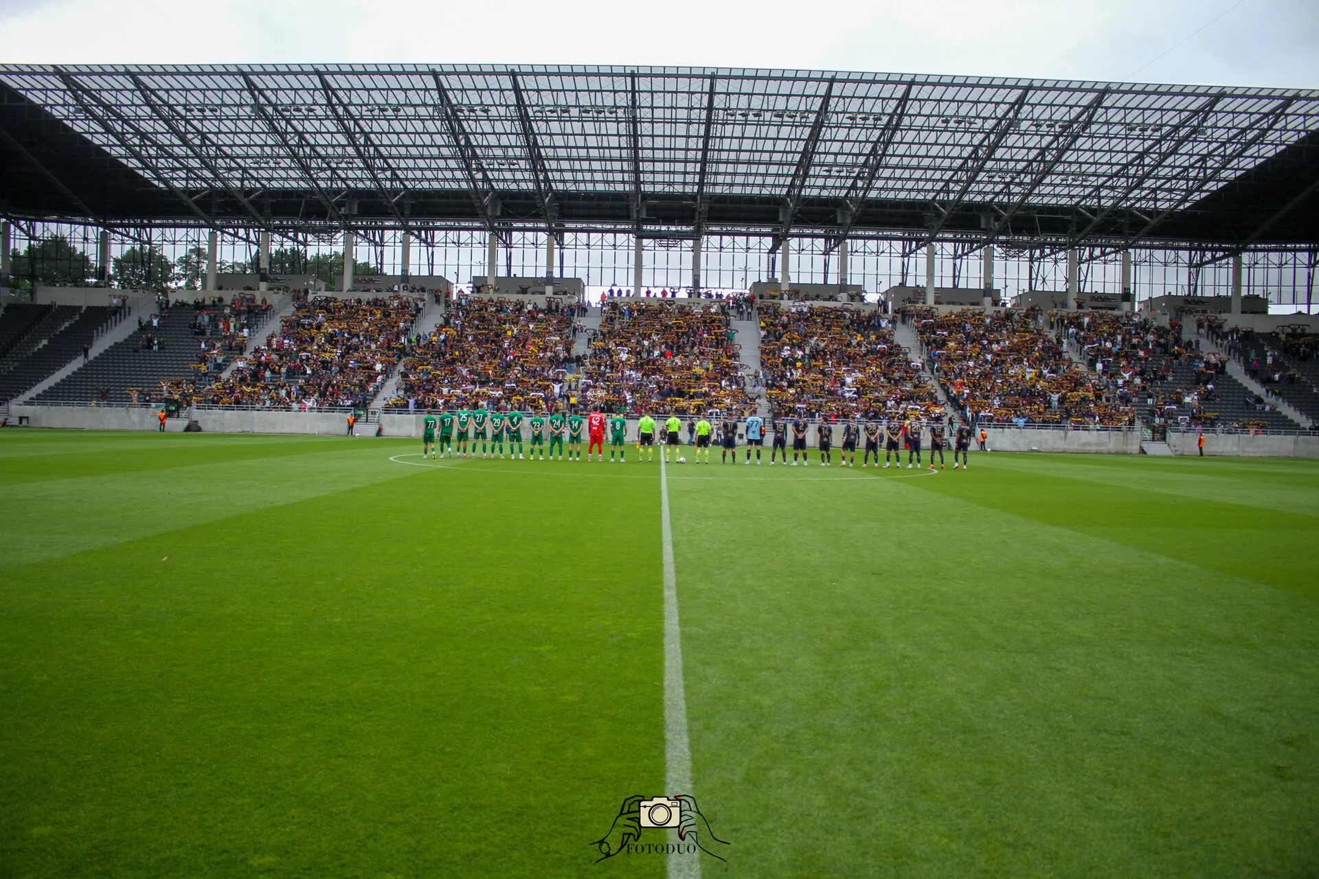 Kibice Pogoni Szczecin podczas sparingu z Wartą Poznań w 2025 roku