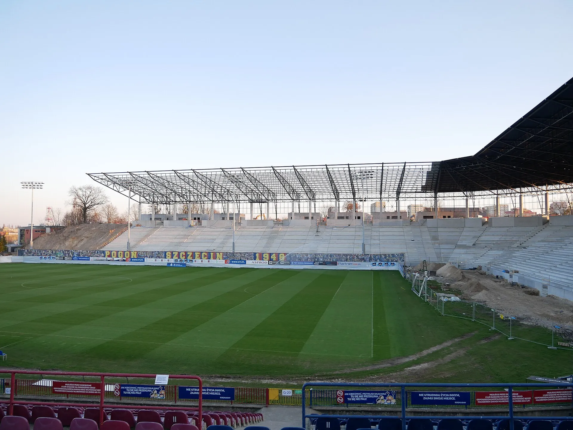 Przebudowywany Stadion Miejski w Szczecinie w marcu 2020 roku