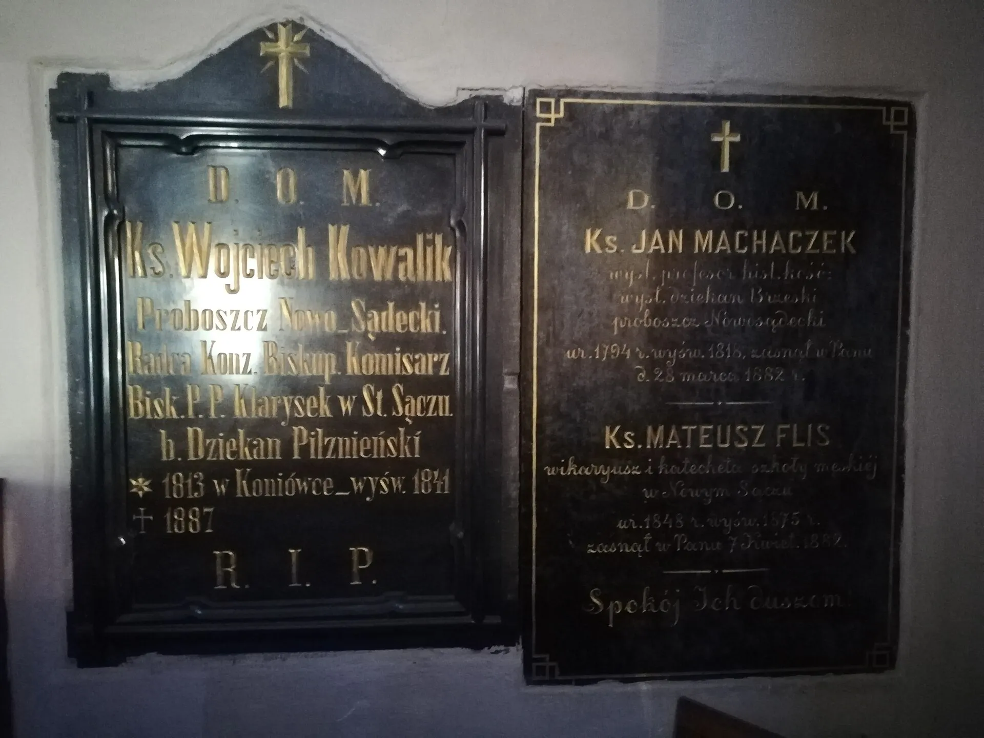 Tablice pamiątkowe we wnętrzu bazyliki św. Małgorzaty w Nowym Sączu