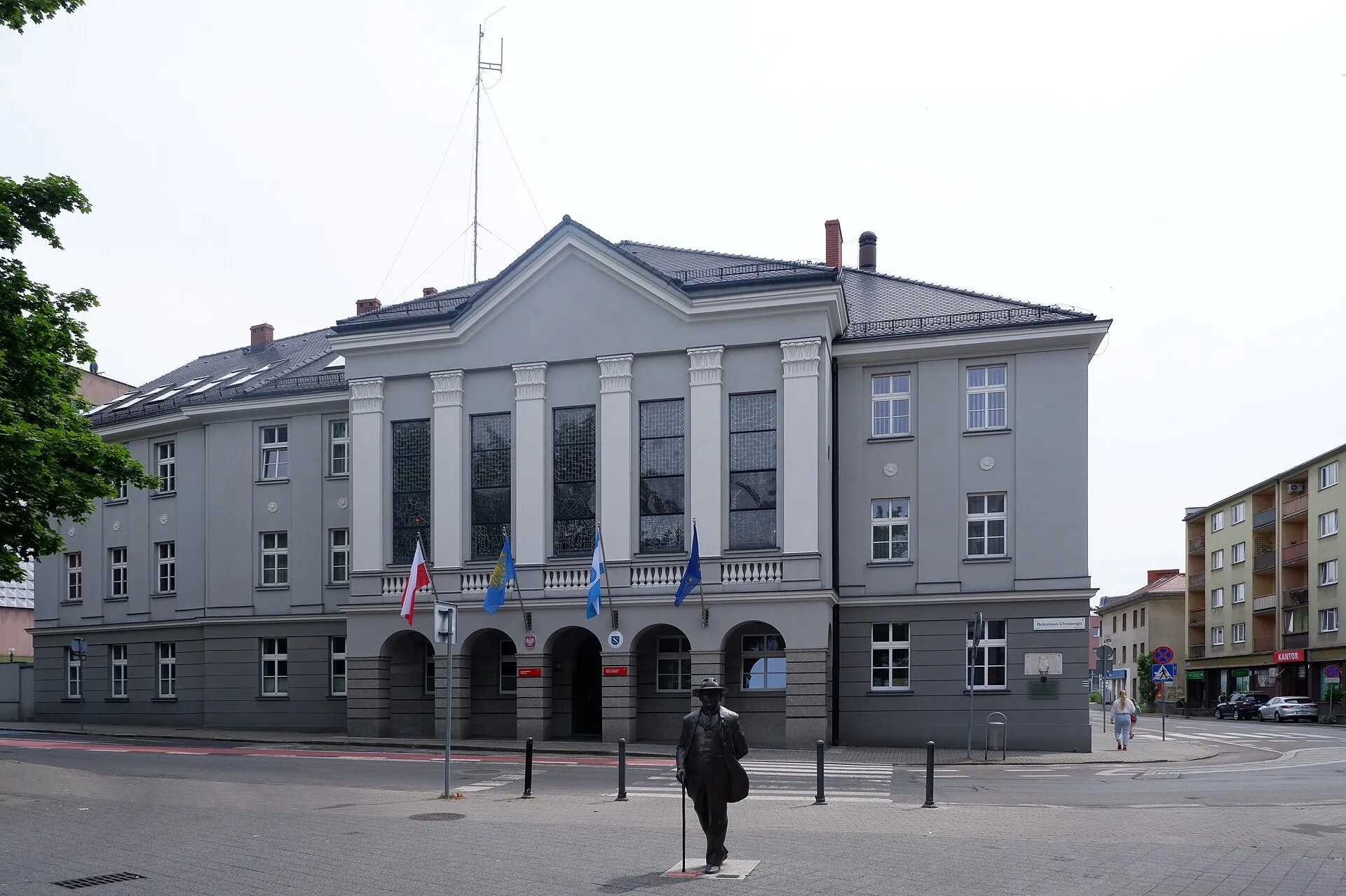 Pomnik Władysława Webera przed Urzędem Miasta w Rybniku w 2023 roku
