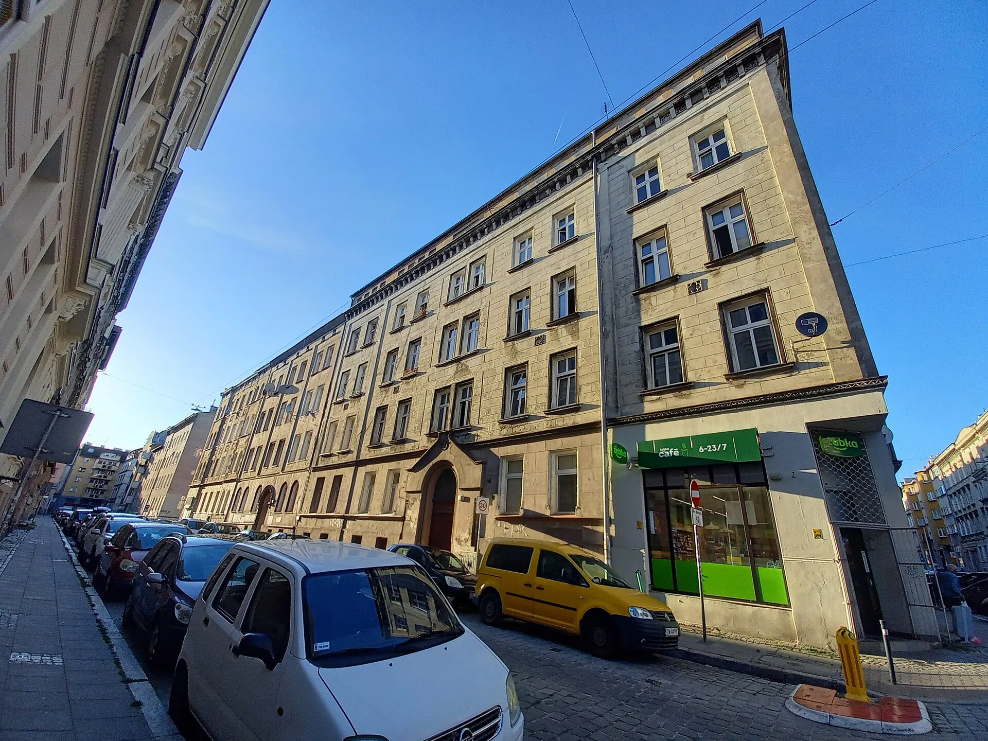 Kamienice i zaparkowane samochody przy ulicy Kniaziewicza we Wrocławiu w 2022 roku