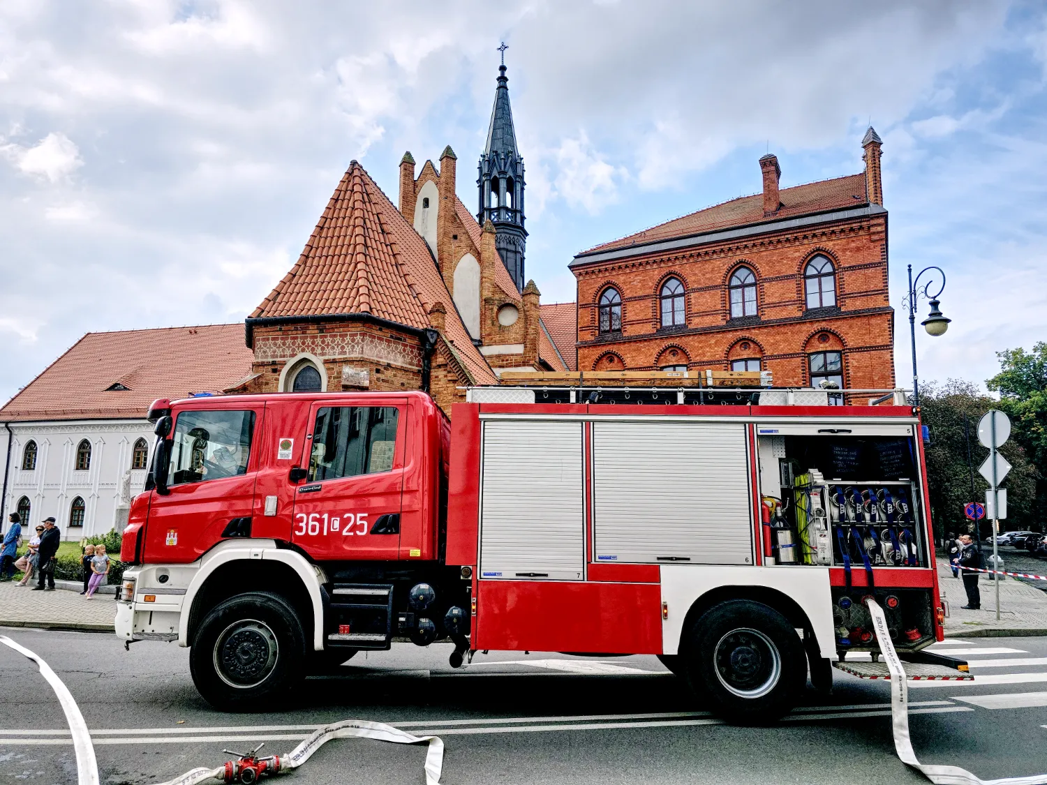 Wóz Państwowej Straży Pożarnej przed katedrą we Włocławku w 2024 roku