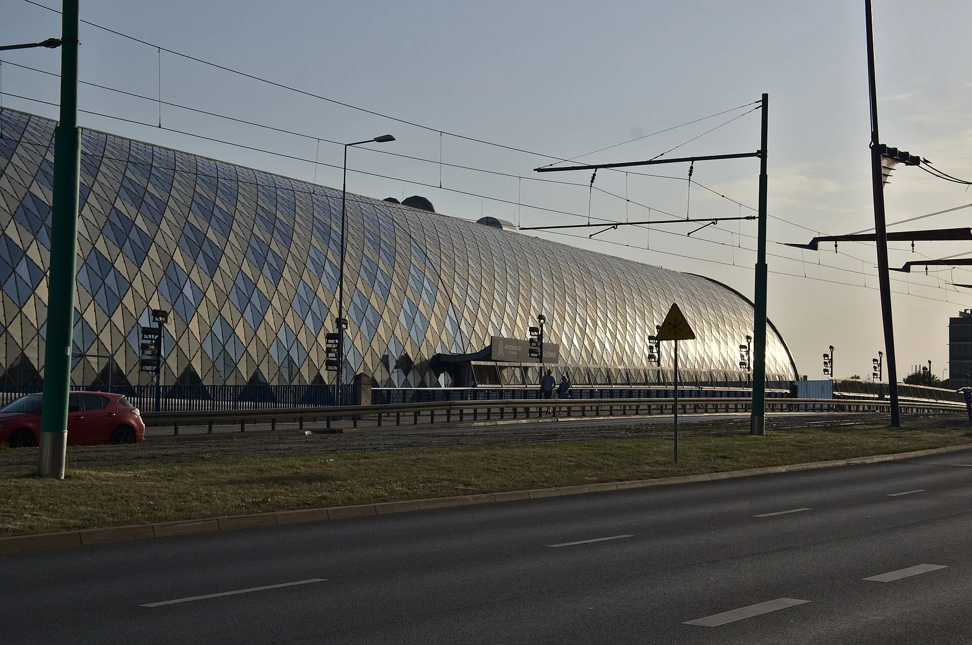 Budynek wejściowy dworca Poznań Główny od ulicy Stanisława Matyi w 2022 roku