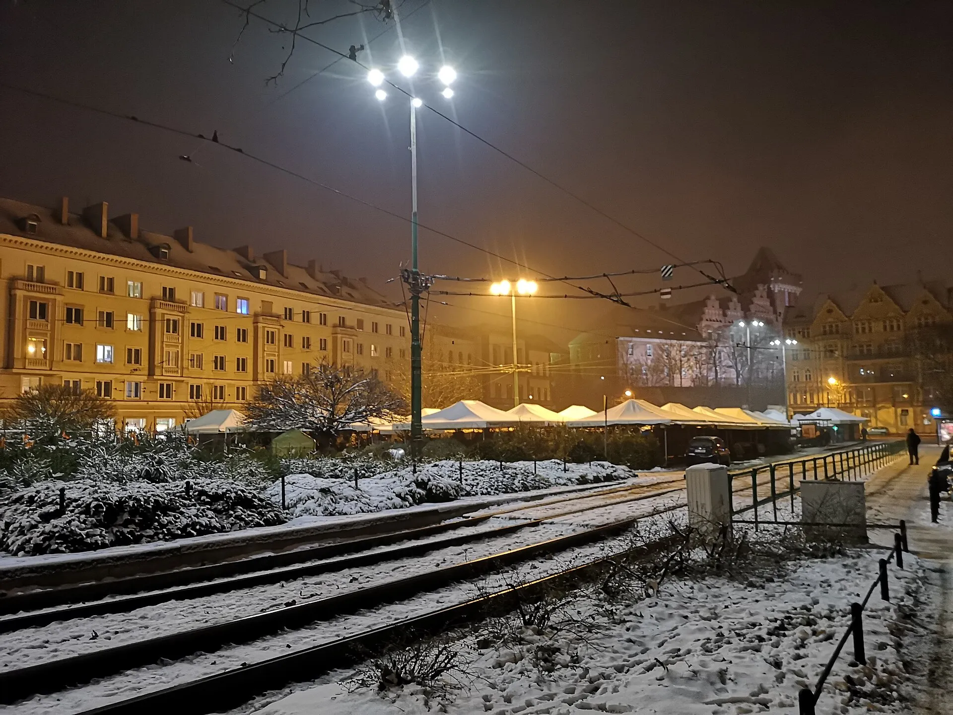 Nocny Plac Wielkopolski w Poznaniu zimą 2021 roku